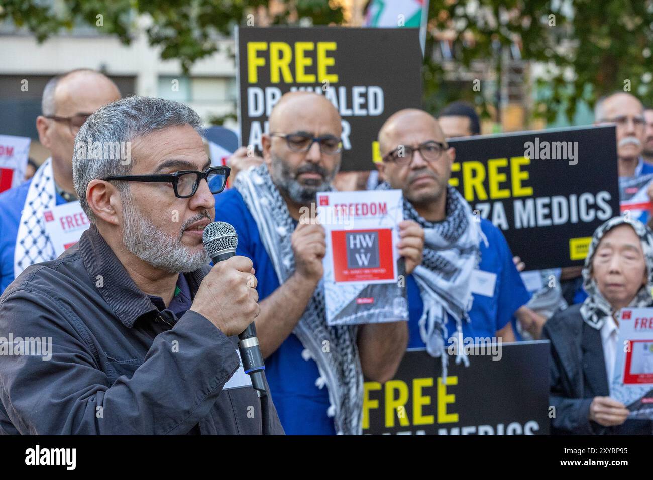 Massensolidaritätsprotest für inhaftierte palästinensische Sanitäter vor dem St. Thomas' Hospital Square an der Ecke Royal Street und Lambeth Palace Road, gegenüber dem Eingang Von A&E des St. Thomas' Hospital, London UK. Freitag, 30. August. 173 medizinische Fachkräfte knieten in einer mächtigen Mahnwache nieder, um die Notlage der palästinensischen Mitarbeiter im Gesundheitswesen zu verdeutlichen, die von israelischen Streitkräften inhaftiert wurden. Im März 2024 gab es einen Aufruf zur Freilassung von Dr. Khaled Al SERR, einem Chirurgen, der von israelischen Truppen im Nasser-Krankenhaus in Khan Younis inhaftiert wurde.medizinische Arbeiter forderten auch eine sofortige Aussetzung der britischen Waffen Stockfoto