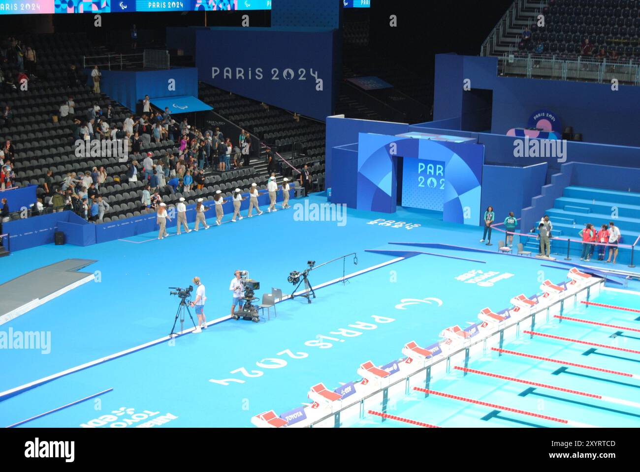 Nanterre, Frankreich - August 30 2024: Para-Schwimmen in der Pariser La Défense Arena während der Paralympischen Spiele 2024. Stockfoto