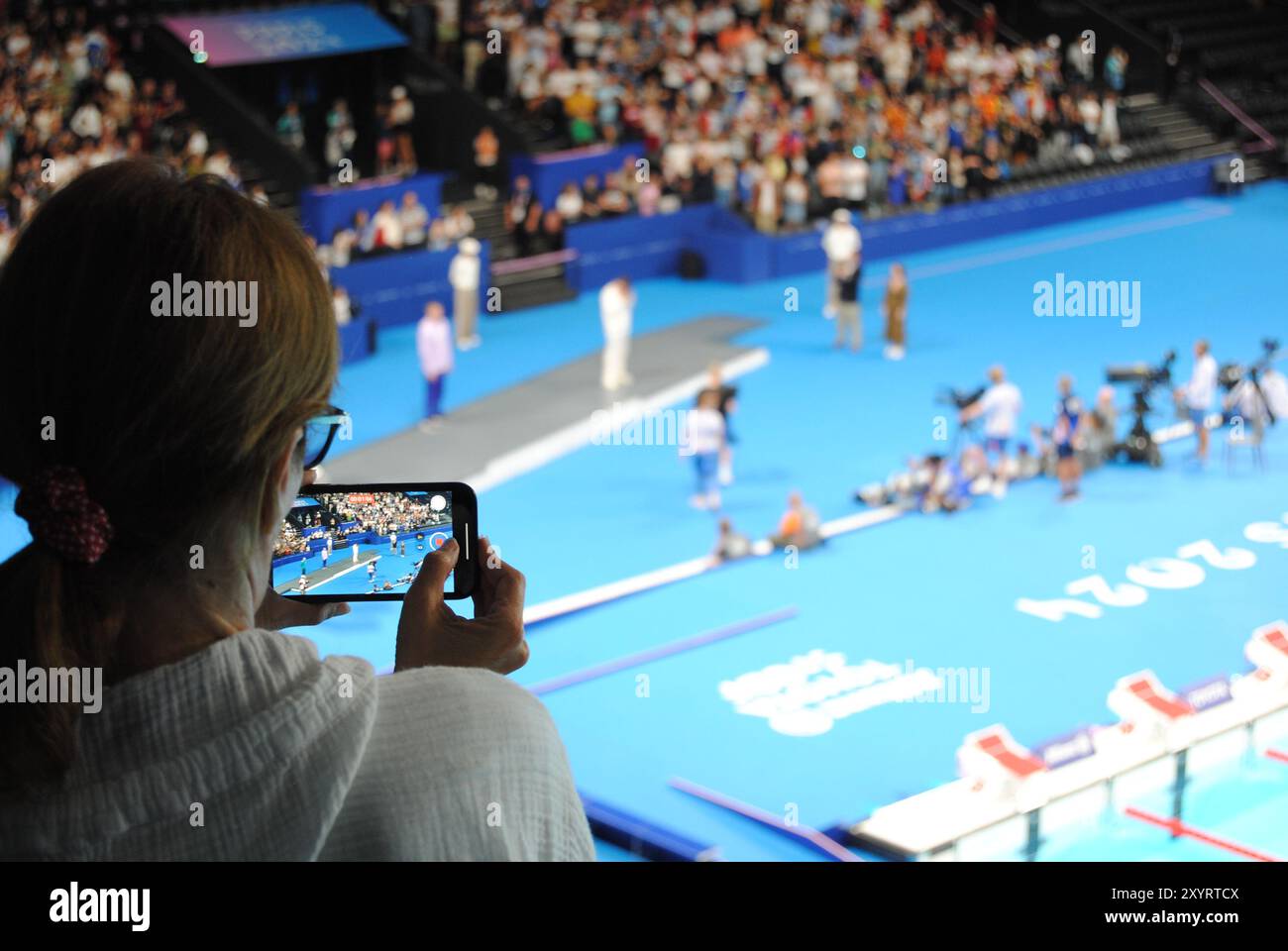 Nanterre, Frankreich – August 30 2024: Ein Fan feiert während der Paralympics 2024 in der Pariser La Défense Arena einen Para Schwimmen Sieg. Stockfoto