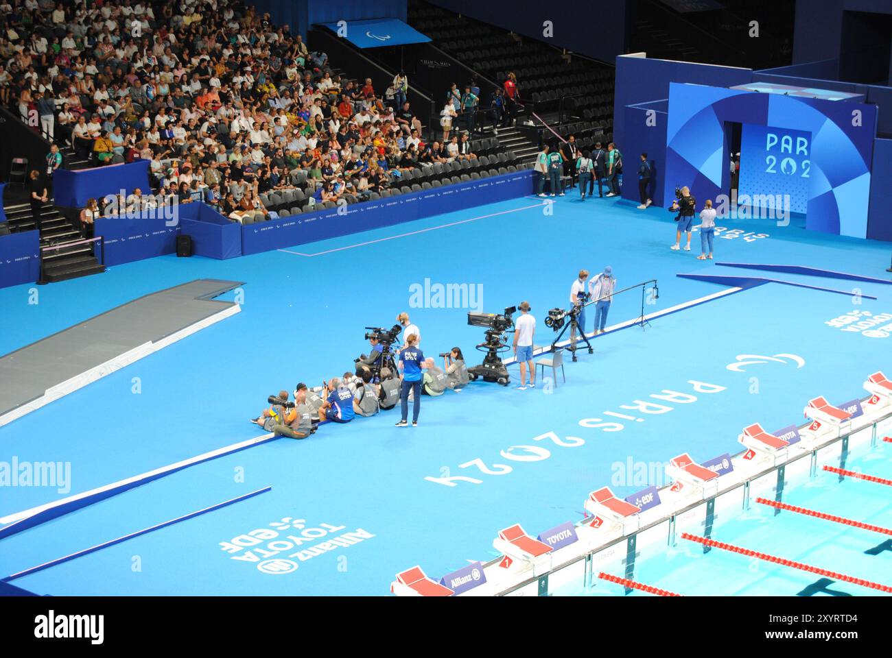 Nanterre, Frankreich - August 30 2024: Para-Schwimmen in der Pariser La Défense Arena während der Paralympischen Spiele 2024. Stockfoto