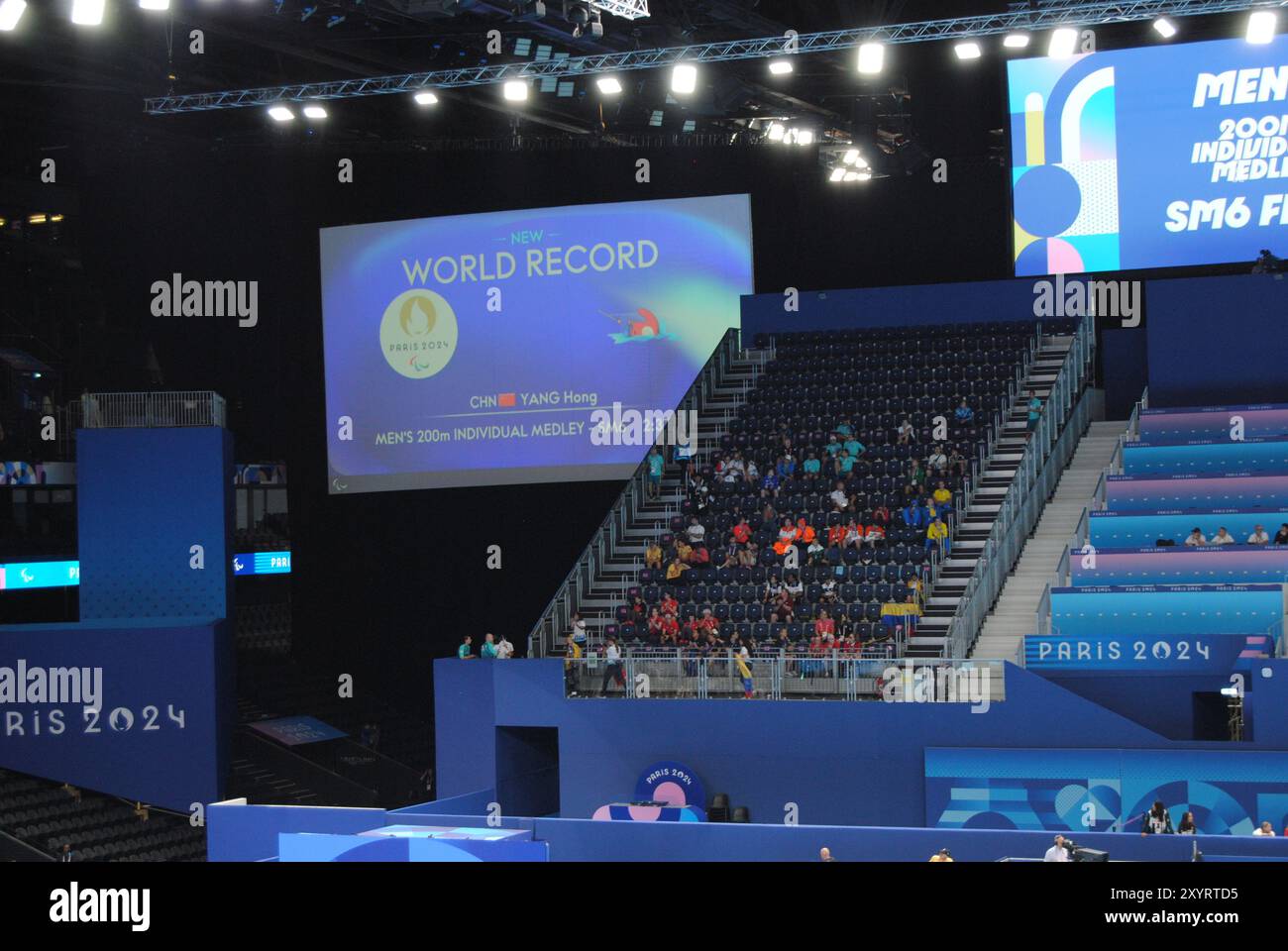 Nanterre, Frankreich - August 30 2024: Para-Schwimmen in der Pariser La Défense Arena während der Paralympischen Spiele 2024. Stockfoto
