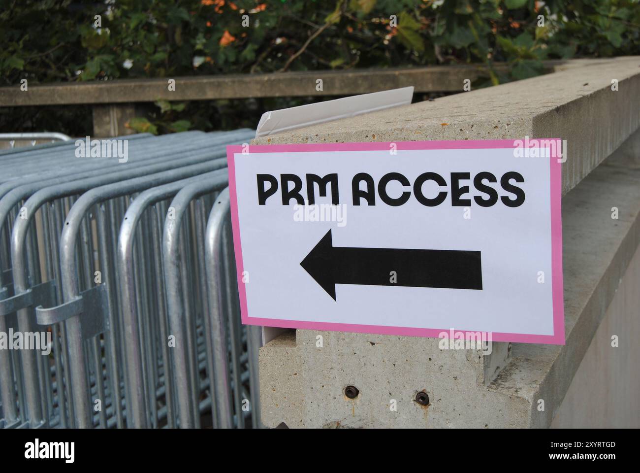 Saint-Denis, Frankreich - August 30 2024: Schild „PRM Access“ am Stade de France während der Paralympischen Spiele 2024 in Paris. Stockfoto