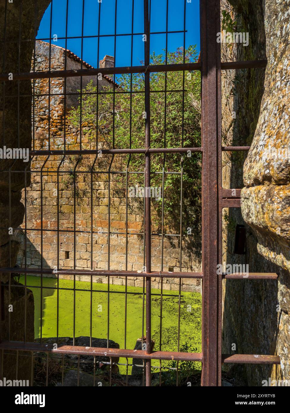 Mittelalterliche Zisterne, Castelo Rodrigo, Portugal. Stockfoto