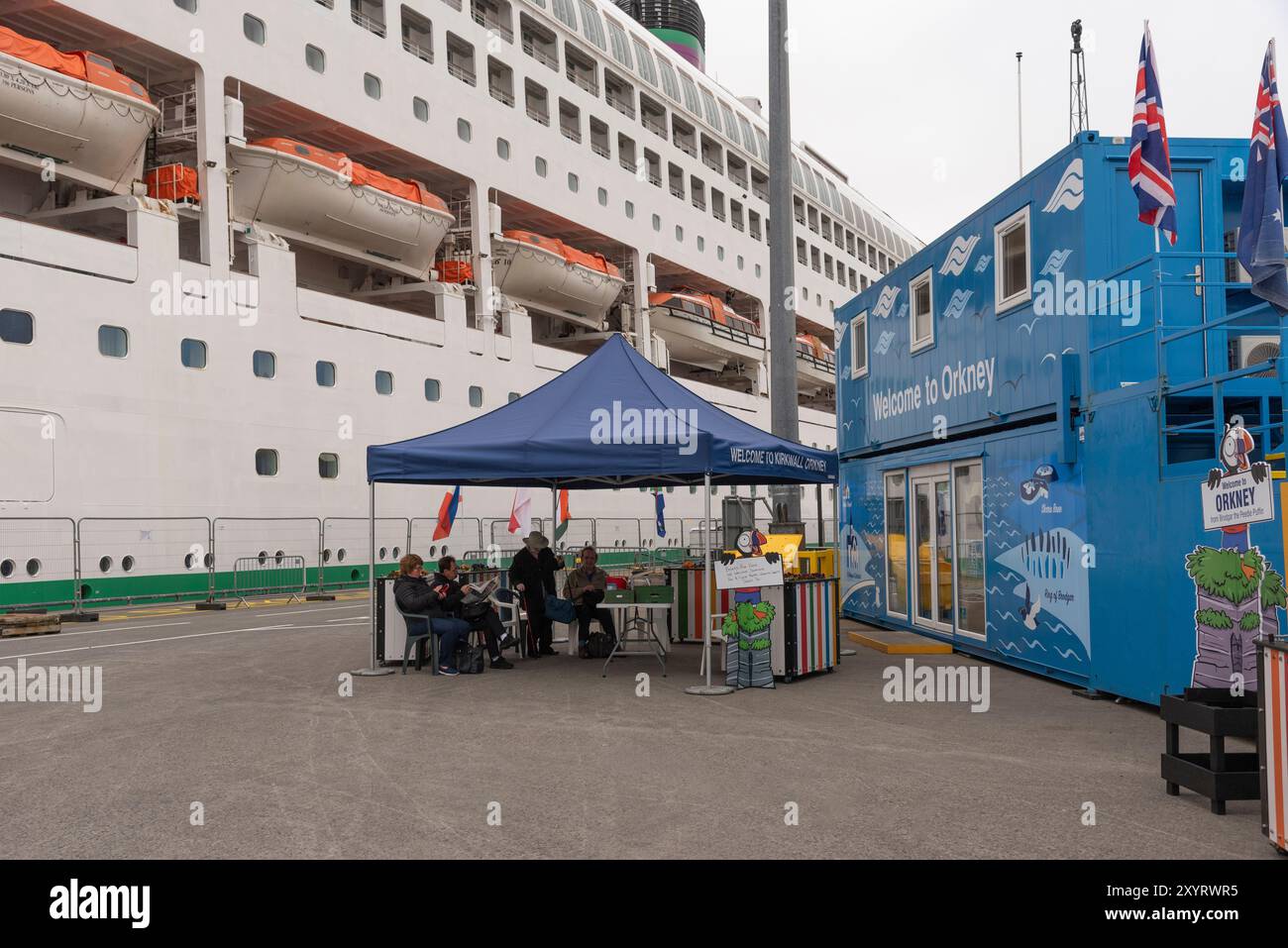 Kirkwall Orkney Schottland. 03.06.2024. Kreuzfahrtschiff am Liegeplatz in Kirkwall und Willkommensbereich des Tourismusverbandes. Stockfoto