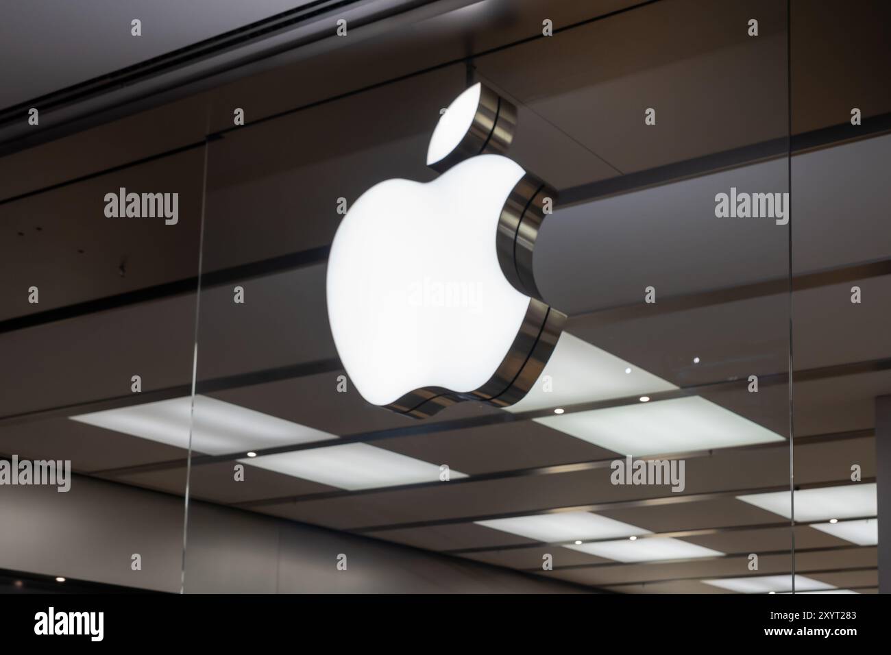 Nahaufnahme des Apple-Logos in ihrem Geschäft in einem Einkaufszentrum. Rom, Italien. Stockfoto