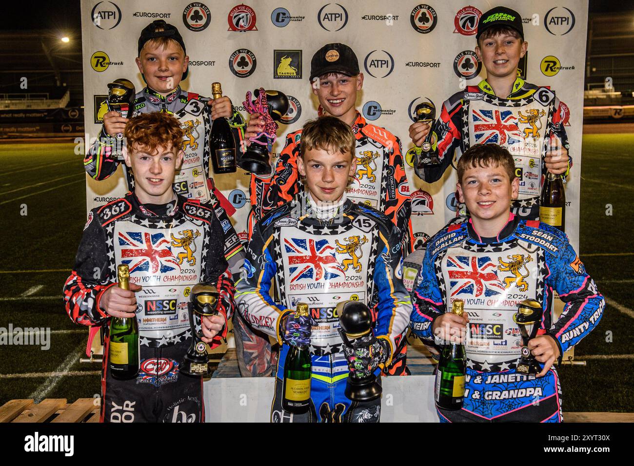 Hinten: (L bis R) 250 ccm Fahrer: Archie Rolph (2.), Cooper Rushen (Gewinner), Seth Norman (3.). Vorne: (L bis R) 125 ccm Fahrer: Charlie Luckman (2.) Oliver Bovingdon (Gewinner) Rocco Webb (3.) während der britischen Jugend 250 ccm Meisterschaft im National Speedway Stadium, Manchester am Freitag, den 30. August 2024. (Foto: Ian Charles | MI News) Credit: MI News & Sport /Alamy Live News Stockfoto