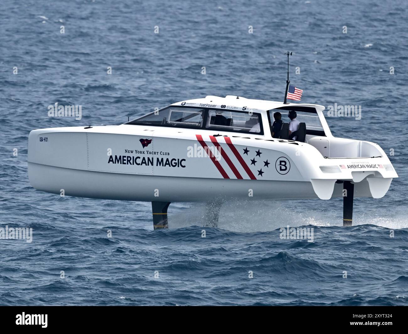 NYYC American Magic ist 35 Meter lang und fährt mit 30 Knoten. Er kann mit 50 Knoten sprinten. Stockfoto