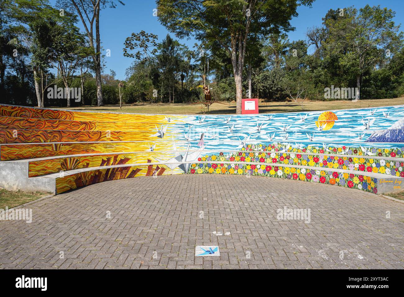 August 2024. Rebeirao Pires, SP Brasilien. Mosaikkunstwerk auf der Treppe im Oriental Garden bei Rebeiroa Pires. Stockfoto