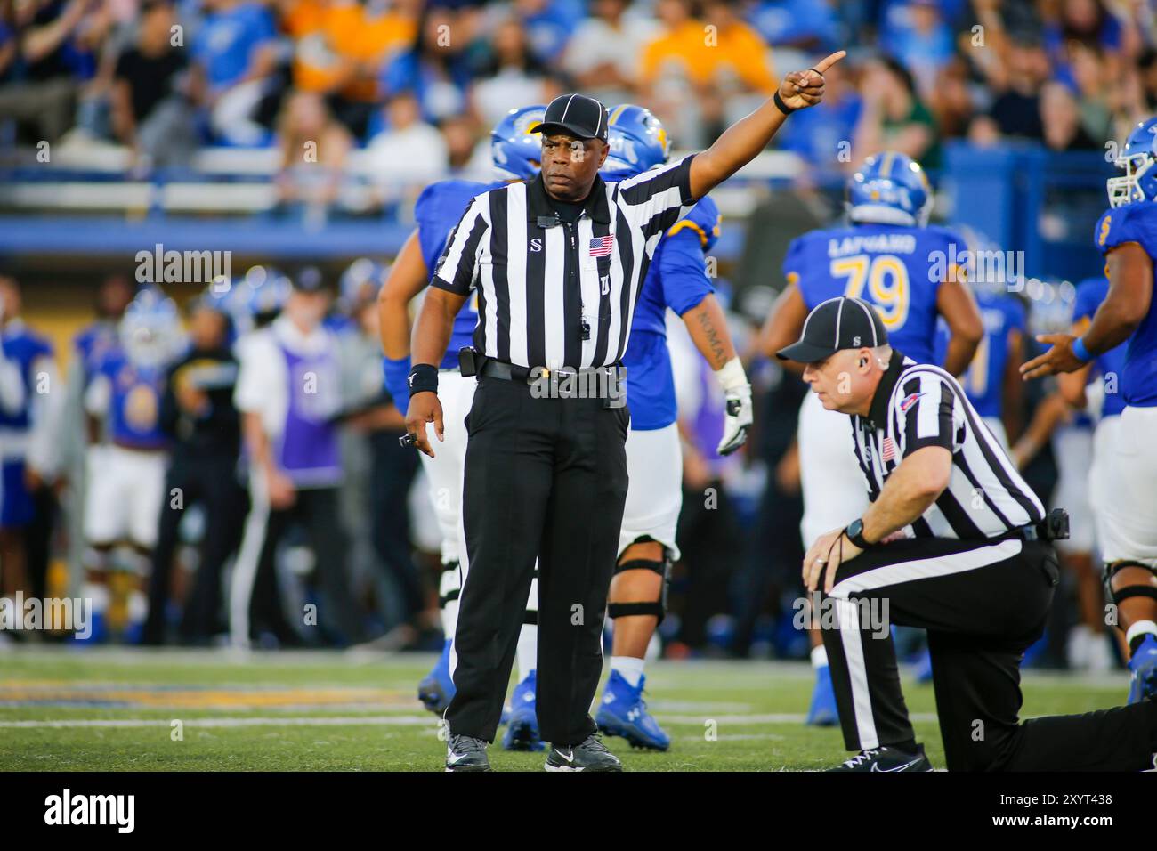 SAN JOSE, CA - AUGUST 29: An official signals in the game between the Sacramento State Hornets and the San Jose State Spartans on August 29, 2024 at CEFCU Stadium in San Jose, CA. (Photo by Larry Placido/Icon Sportswire) (Icon Sportswire via AP Images) Stockfoto