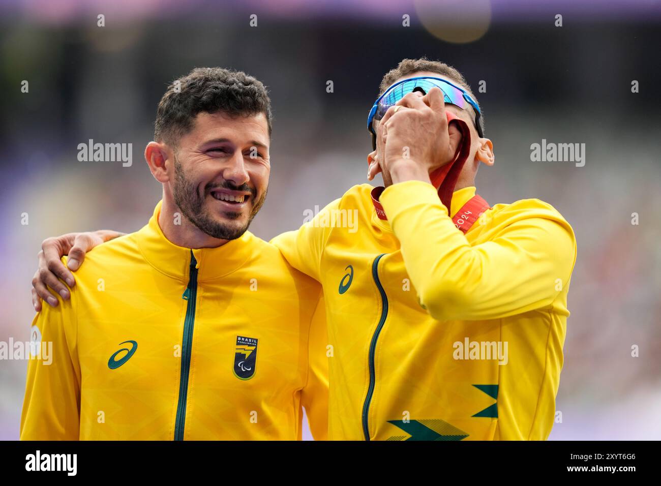 Paris, Frankreich. 30. August 2024. Julio Cesar Agripino dos Santos (BRA) Athletics : 5000 m T11-Medaillenzeremonie der Männer im Stade de France während der Paralympischen Spiele 2024 in Paris, Frankreich. Quelle: SportsPressJP/AFLO/Alamy Live News Stockfoto