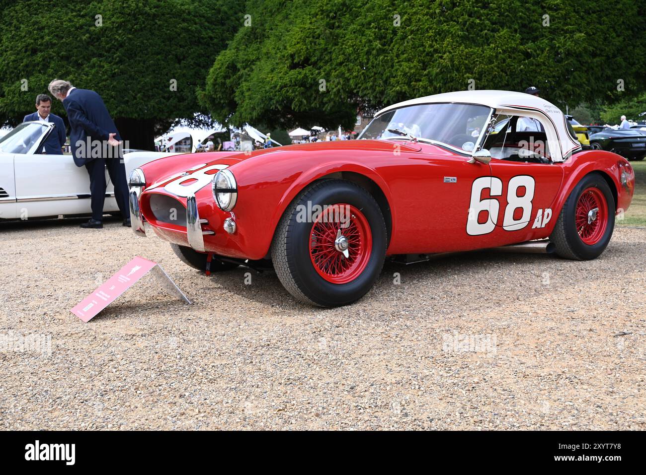 Der Concours of Elegance im Hampton Court Palace vereint eine Auswahl von 60 der seltensten Autos aus der ganzen Welt – viele davon wurden noch nie zuvor in Großbritannien gesehen. Stockfoto