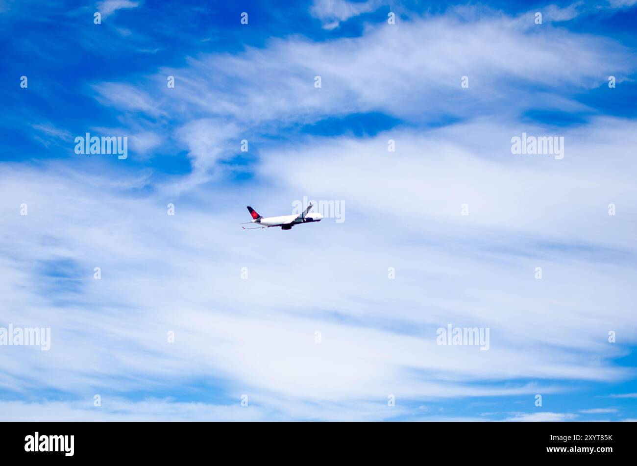 Flugzeug Fliegen gegen einen klaren blauen Himmel – Luftfahrt und Reisekonzept Stockfoto