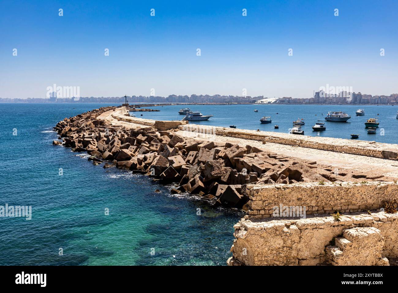 Blick von der Zitadelle von Qaitbay, Mittelmeer und Uferpromenade des östlichen Hafens, Fernsicht auf das Stadtzentrum, Alexandria, Ägypten, Nordafrika Stockfoto