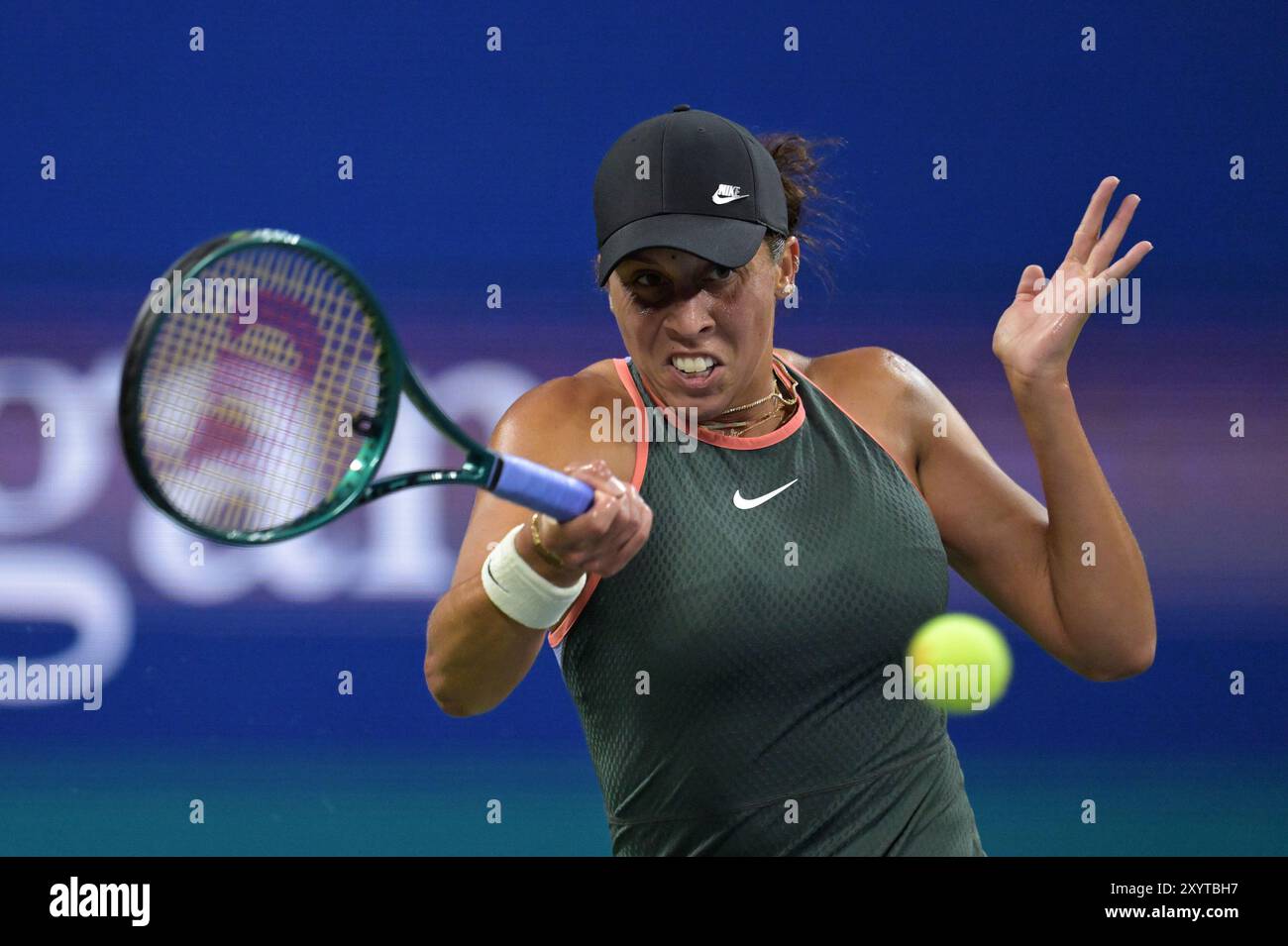 New York, USA. 30. August 2024. Madison Keys aus den Vereinigten Staaten spielt gegen Elise Mertens aus Belgien im Women's Singles: Round 3 des U.S. Open Tennis Turniers im USTA Billie Jean King National Tennis Center, New York, NY, 30. August 2024. (Foto: Anthony Behar/SIPA USA) Credit: SIPA USA/Alamy Live News Stockfoto