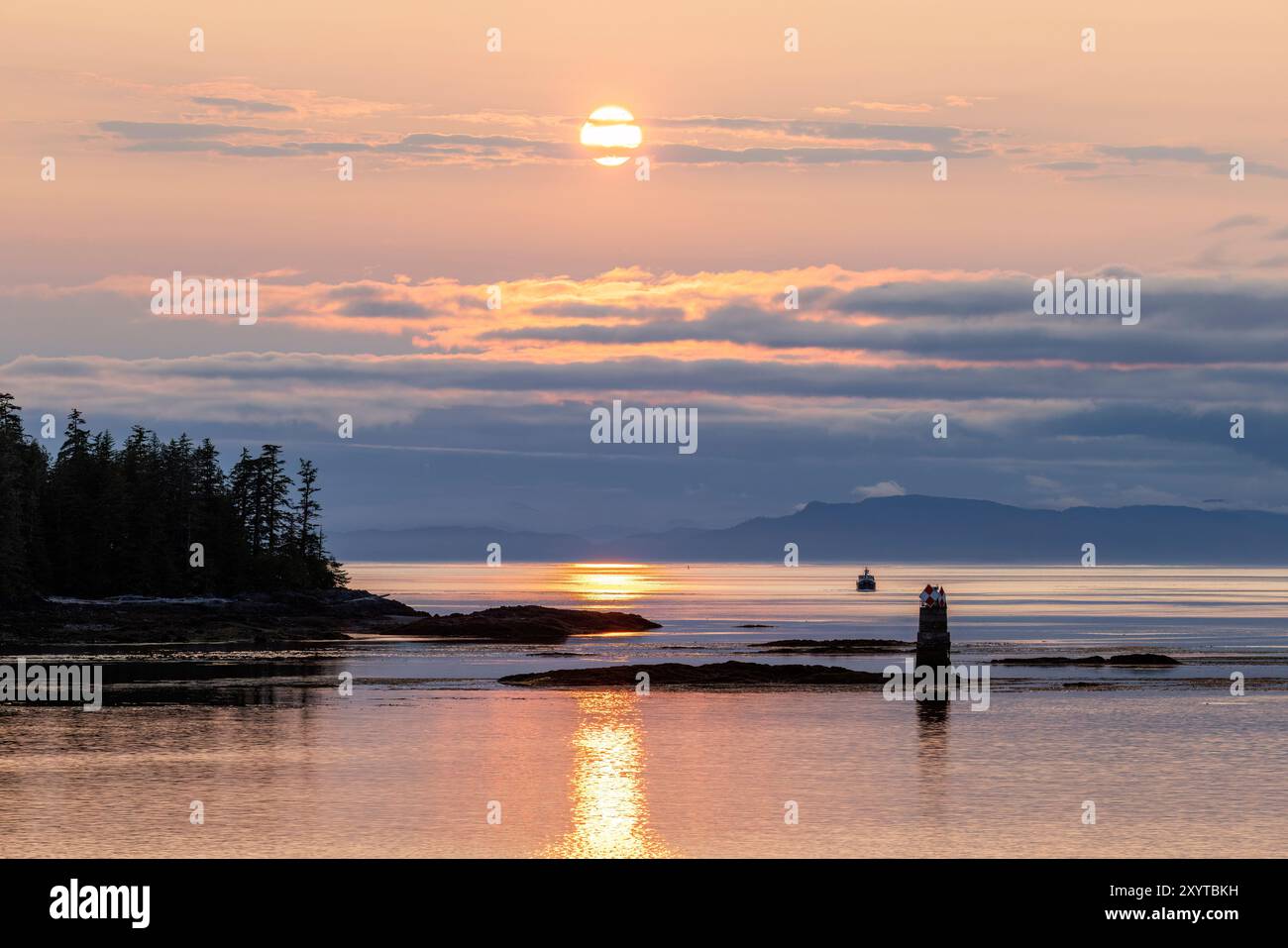 Ruhiger Sonnenuntergang entlang der Inside Passage, Alaska, USA Stockfoto