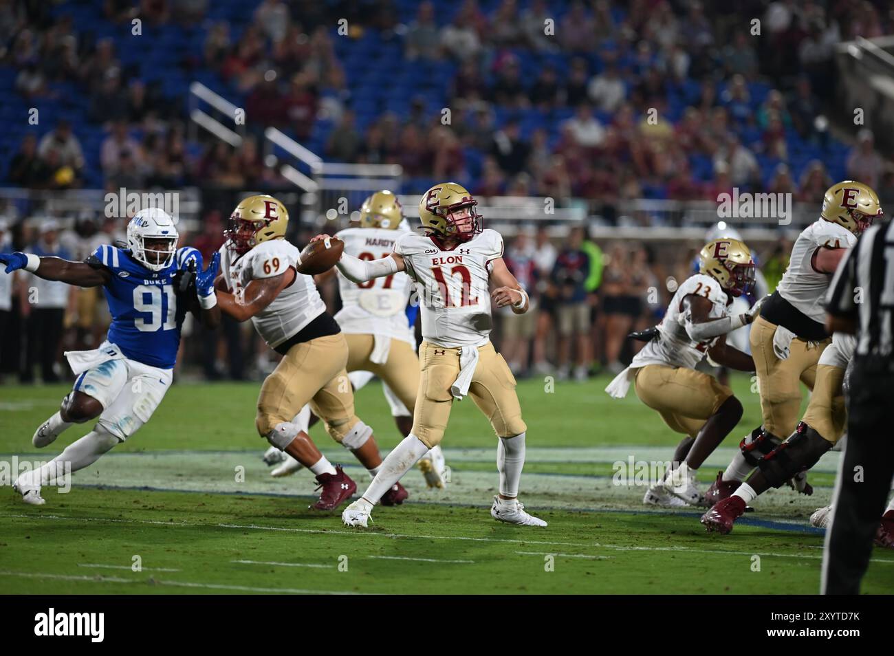 Durham, North Carolina, USA. 30. August 2024. Elon-Quarterback MATHEW DOWNING bereitet sich darauf vor, einen Pass tief unten zu starten. Die Duke Blue Devils veranstalteten Elon Phoenix im Wallace Wade Stadium in Durham, NC. (Kreditbild: © Patrick Magoon/ZUMA Press Wire) NUR REDAKTIONELLE VERWENDUNG! Nicht für kommerzielle ZWECKE! Stockfoto