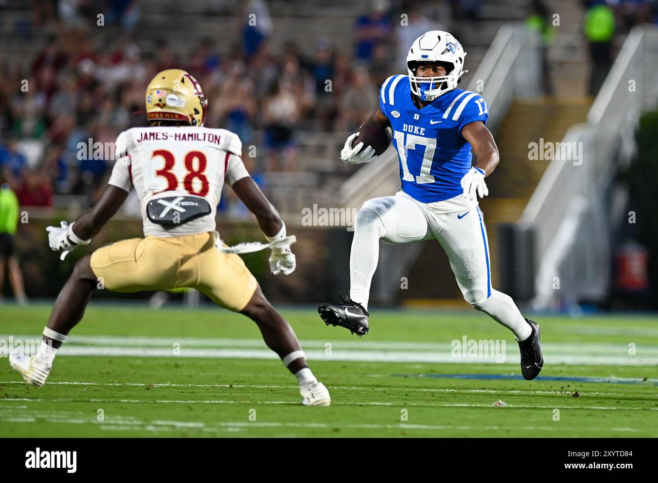 Durham, North Carolina, USA. 30. August 2024. Duke Running Back STAR THOMAS springt vorwärts, um einen Verteidiger eins gegen eins herauszufordern. Die Duke Blue Devils veranstalteten Elon Phoenix im Wallace Wade Stadium in Durham, NC. (Kreditbild: © Patrick Magoon/ZUMA Press Wire) NUR REDAKTIONELLE VERWENDUNG! Nicht für kommerzielle ZWECKE! Stockfoto