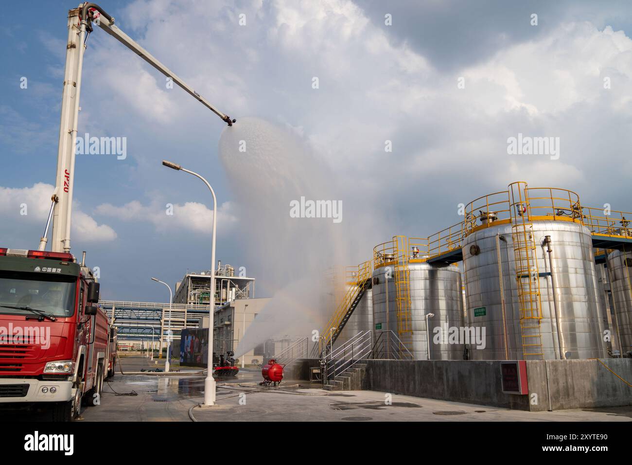 HEFEI, CHINA - 30. AUGUST 2024 - Feuerwehrleute bekämpfen einen Brand an der Stelle einer Notfallübung zur Herstellung gefährlicher Chemikalien in einem Chemiepark in Stockfoto