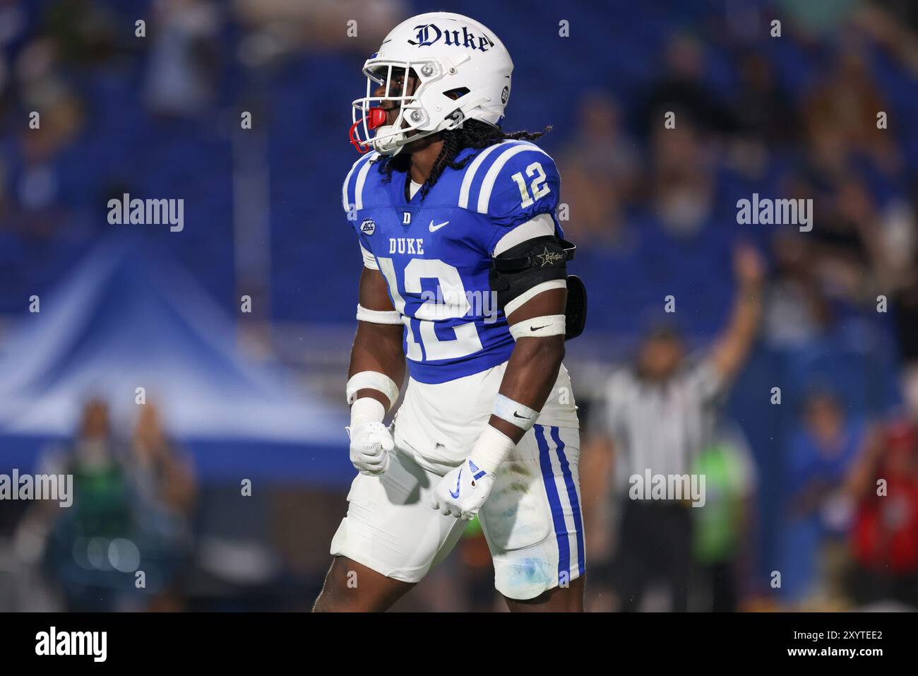 30. August 2024: Duke Blue Devils Linebacker Tre Freeman (12) feiert einen Sack während des NCAA-Fußballspiels zwischen den Elon Phoenix und dem Duke BL Stockfoto