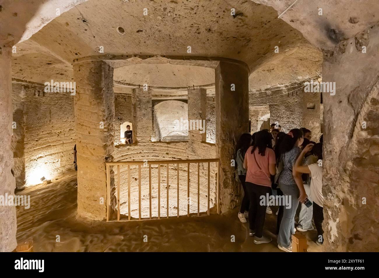 Katakomben von KOM el Shoqafa, vertikales kreisförmiges Felsloch mit Treppen, Alexandria, Ägypten, Nordafrika, Afrika Stockfoto