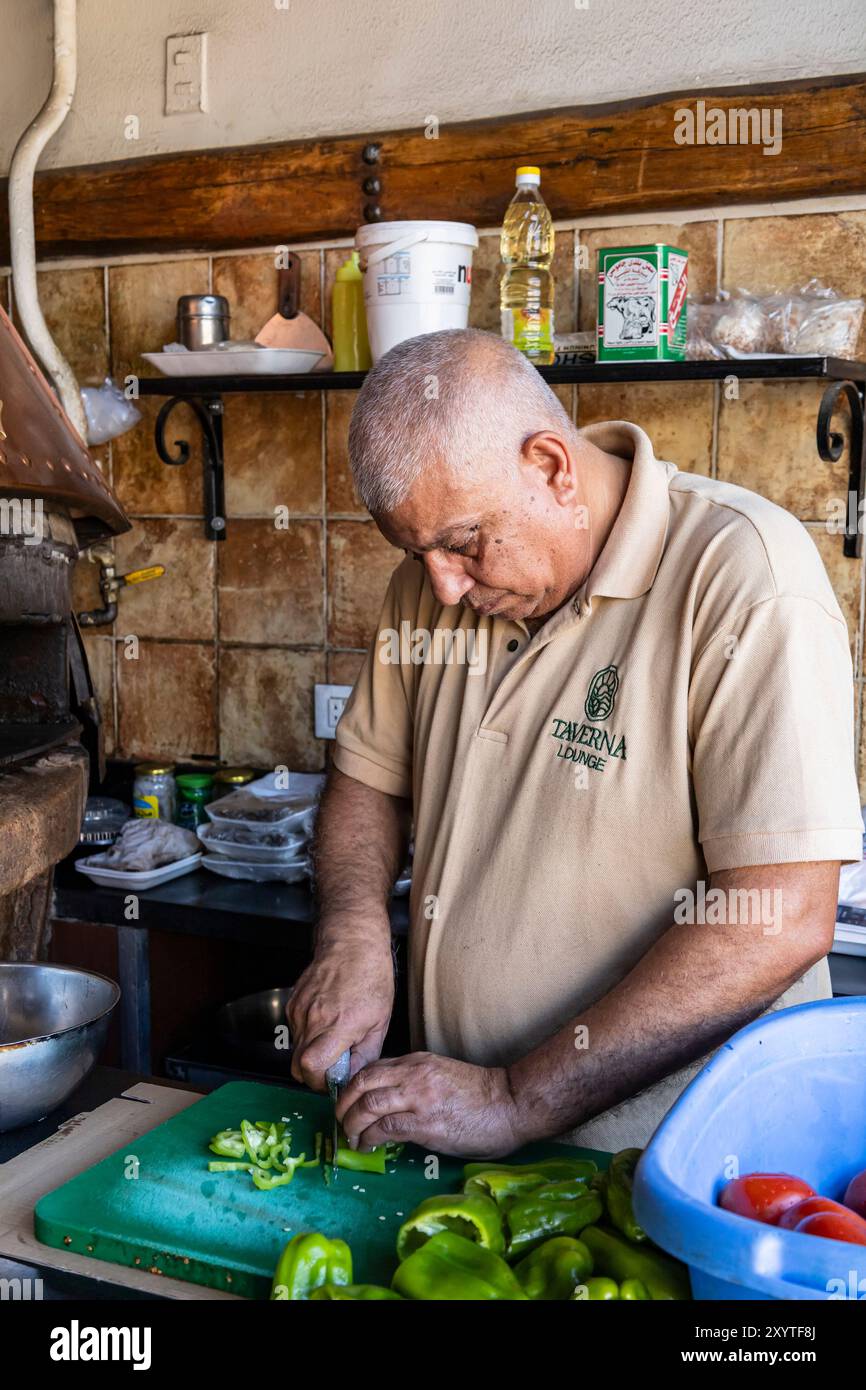 Ladenbesitzer mit lokalem Lebensmittelstand, in der Nähe der Al RAML Station, Alexandria, Ägypten, Nordafrika, Afrika Stockfoto