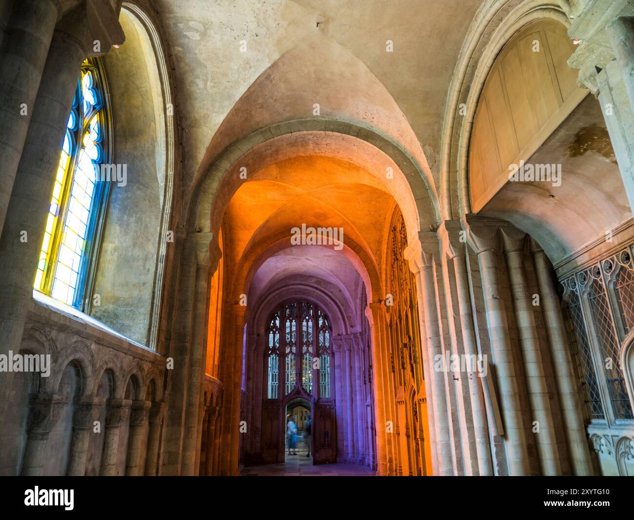 Licht leuchtet durch farbige Buntglasfenster, McLean Fenster, Norwich Cathedral, Norwich, Norfolk, East Anglia, England, Großbritannien, GB. Stockfoto