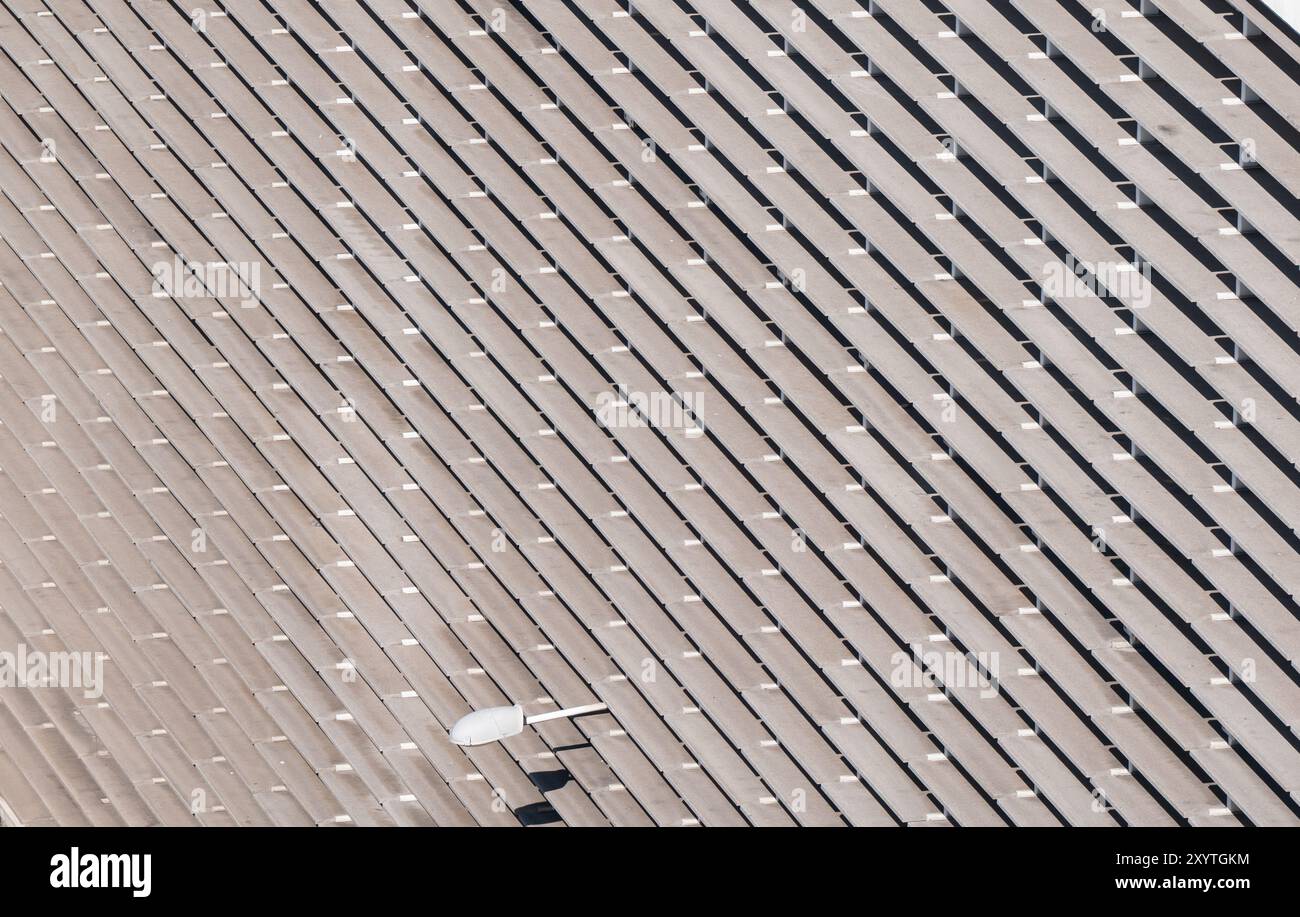Geometrisches abstraktes Hintergrundarchitekturelement. Immobilienhintergrund modernes Bürogebäude Fassadenlampe. Stockfoto
