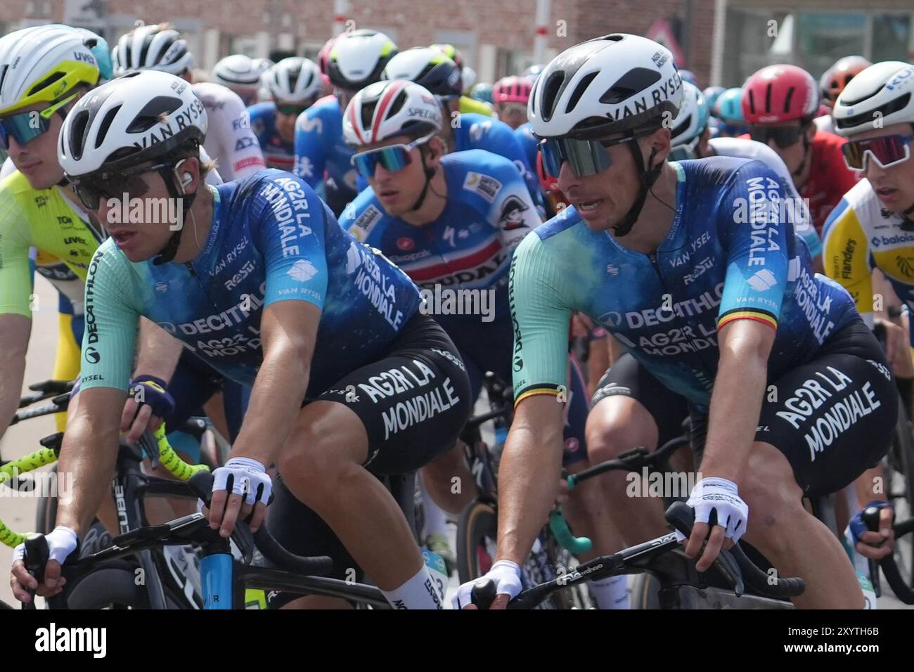 Ardooie, Belgien. 30. August 2024. COSNEFROY Benoît und NAESEN Oliver vom Decathlon AG2R La Mondiale Team während der Renewi Tour 2024, Stage 3, Blankenberge - Ardooie am 30. August 2024 in Ardooie, Belgien. Foto: Laurent Lairys/ABACAPRESS. COM Credit: Abaca Press/Alamy Live News Stockfoto