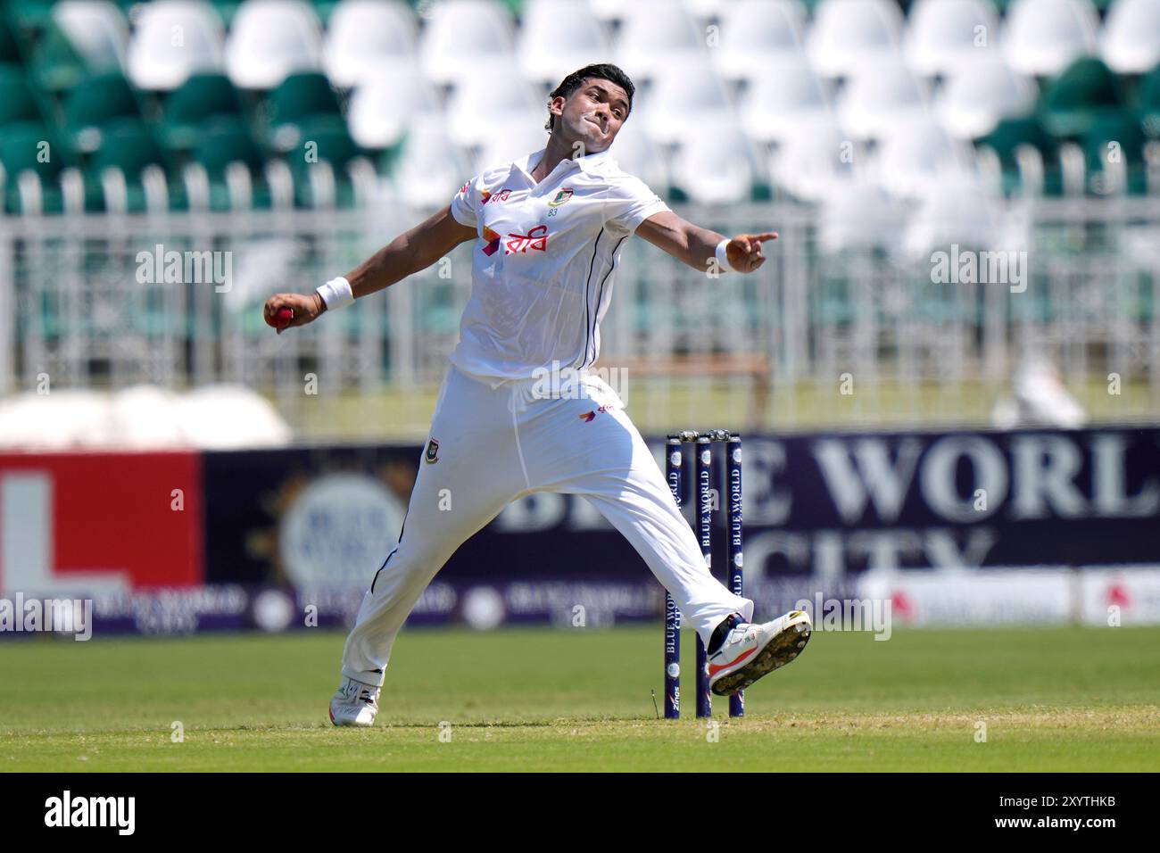 Bangladesh's Taskin Ahmed bowls during the second day of second test cricket match between Pakistan and Bangladesh, in Rawalpindi, Pakistan, Saturday, Aug. 31, 2024. (AP Photo/Anjum Naveed) Stockfoto