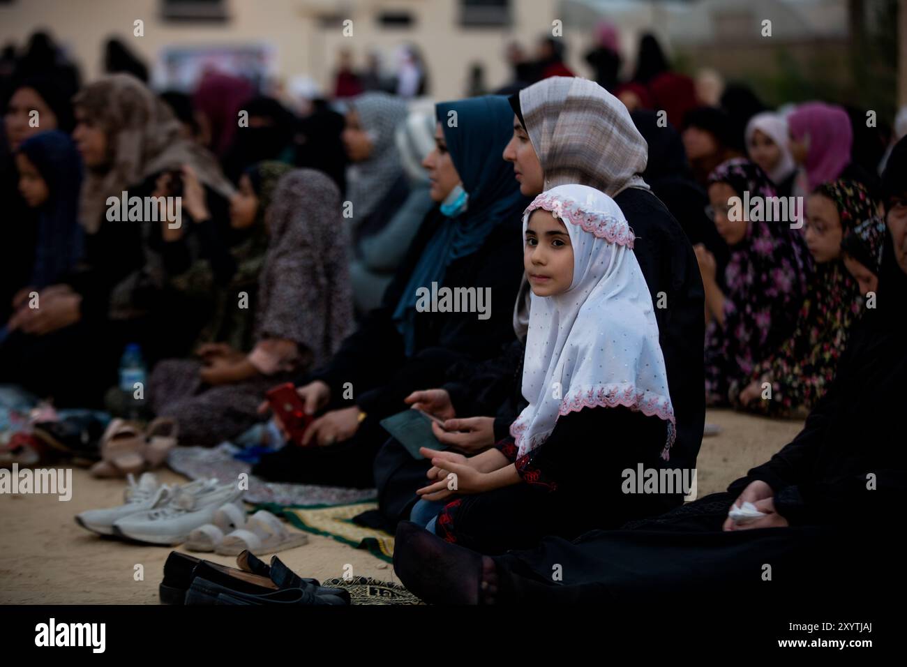 Gazastreifen, Palästina. Juli 2022. Palästinenser beten bei Sonnenaufgang zu Beginn von Eid Al-Adha in Khan Yunis im südlichen Gazastreifen. Eid Al-Adha oder „Opferfest“ ist ein sehr wichtiges fest im Islam und erinnert an die Bereitschaft des Propheten Ibrahim, seinen Sohn im Gehorsam gegenüber Allah zu opfern Stockfoto