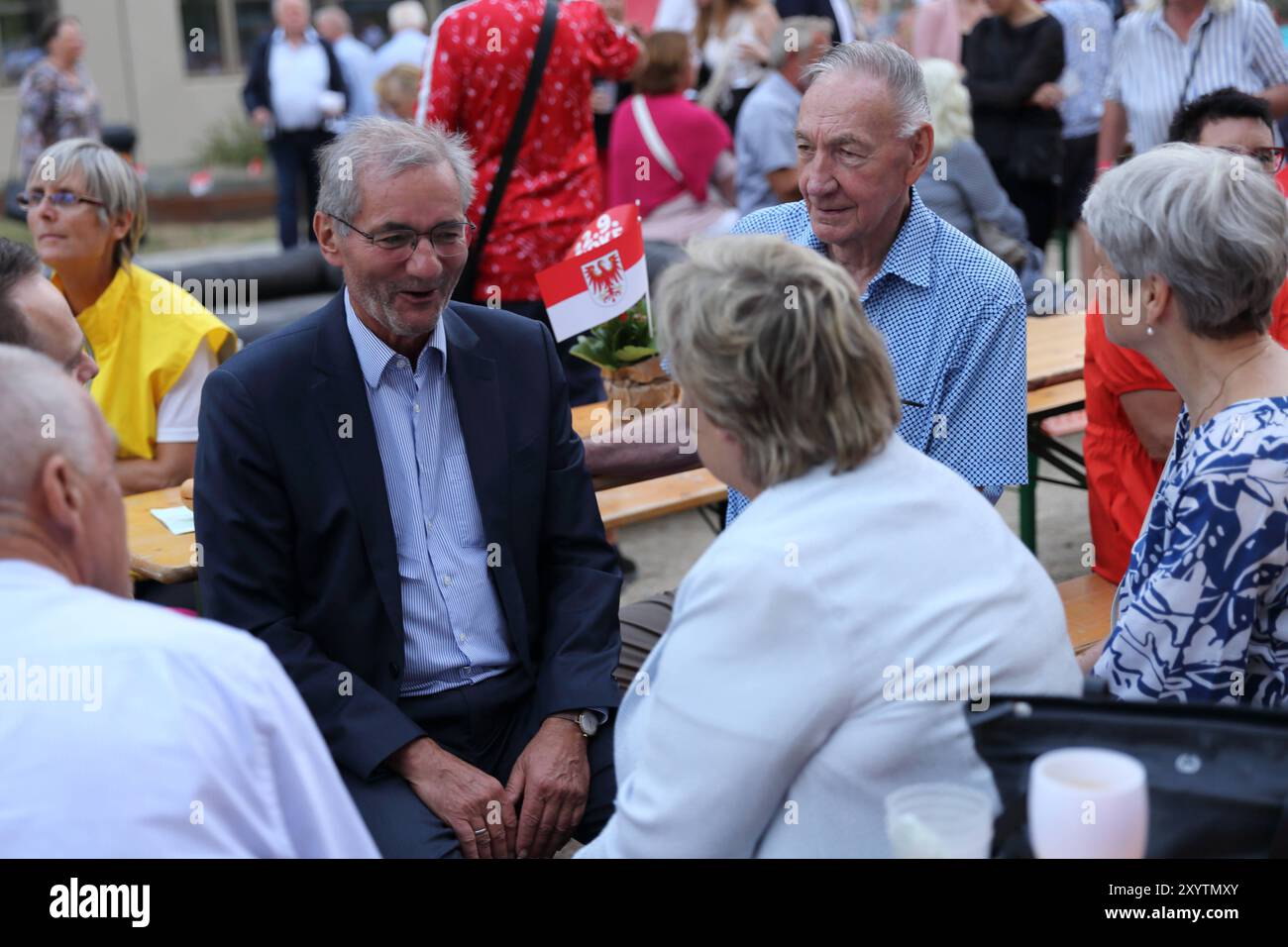 Ministerpräsident A.D. Matthias Platzeck und der ehemalige Turbine Potsdam Trainer Bernd Schröder, v.l., beim Sommerfest der SPD Brandenburg im Vorfeld der Landtagswahl, Campus am Jungfernsee, Potsdam, 30. August 2024. Die Wahl findet am 22. September statt. Landtagswahl Brandenburg 2024: Sommerfest der SPD *** ehemaliger Ministerpräsident Matthias Platzeck und ehemaliger Turbine Potsdam Trainer Bernd Schröder, von links, bei der SPD Brandenburg Sommerparty im Vorfeld der Landtagswahl, Campus am Jungfernsee, Potsdam, 30. August 2024 die Wahl findet am 22. September statt Stockfoto