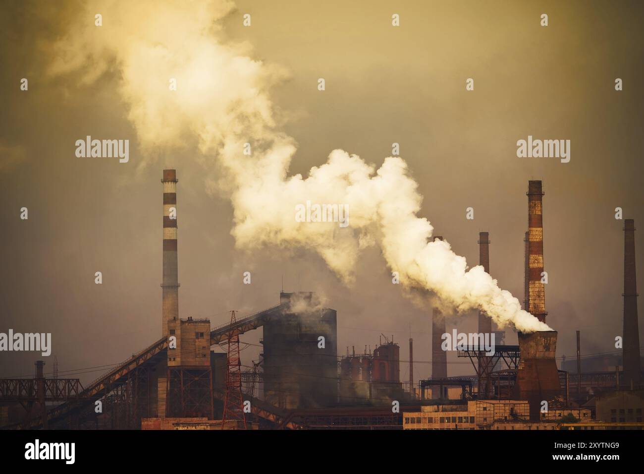 Rauchpflanze mit weißem Smog. Umweltkonzept Stockfoto