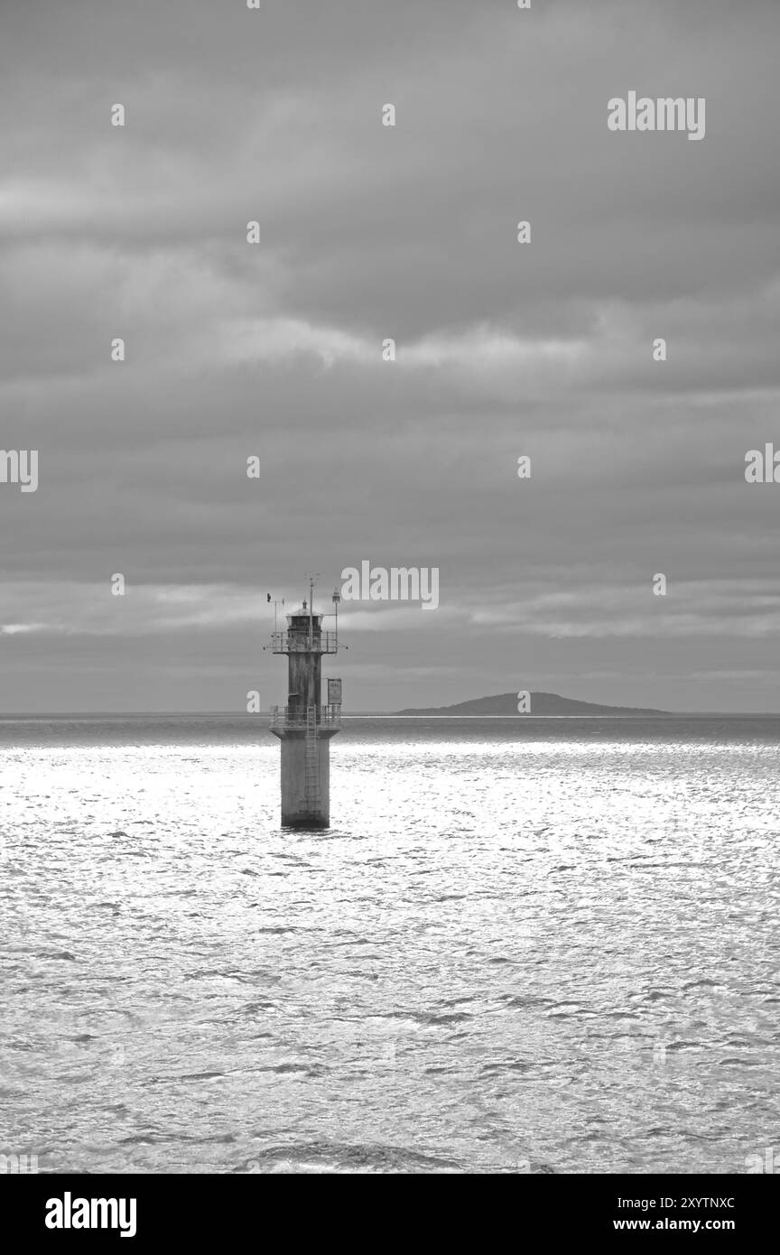 Leuchtturm in Kalmarsund am Hafen von Oskarshamn. Im Hintergrund befindet sich die charakteristische Silhouette der Insel Blaue Jungrau (Blakulla). Stockfoto