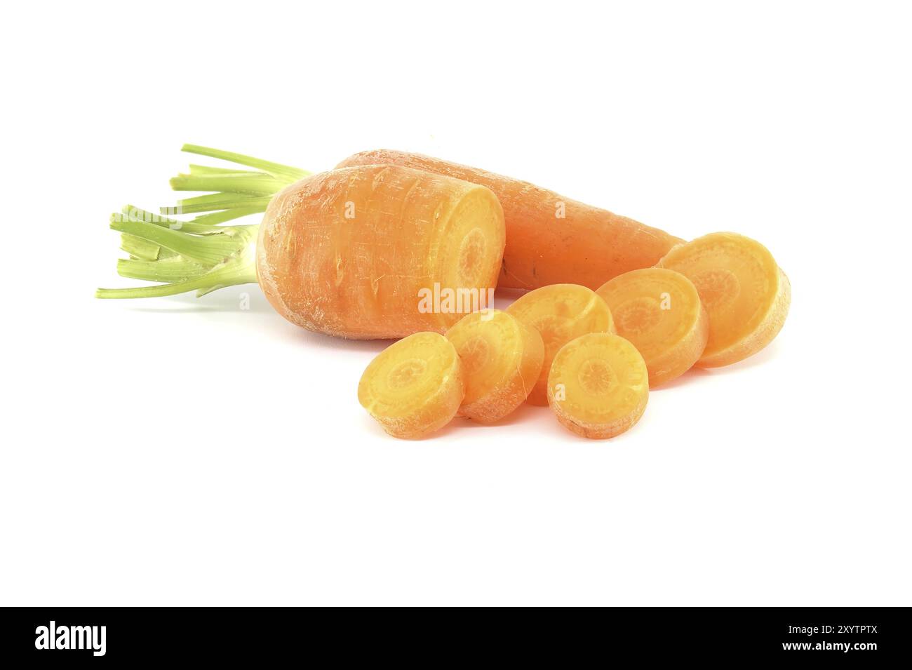Ganze Karotten und geschnittene Stücke, alle mit einer leuchtend orangen Farbe, isoliert auf weißem Hintergrund Stockfoto