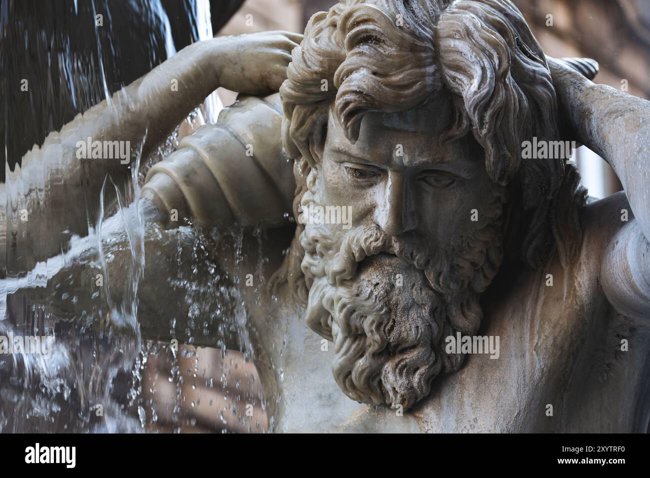 Detaillierte Ansicht des Amenano-Brunnens in Catania, Sizilien. Die Statue zeigt den Flussgott Amenano, dessen Wasser dramatisch um die Skulptur fließt Stockfoto