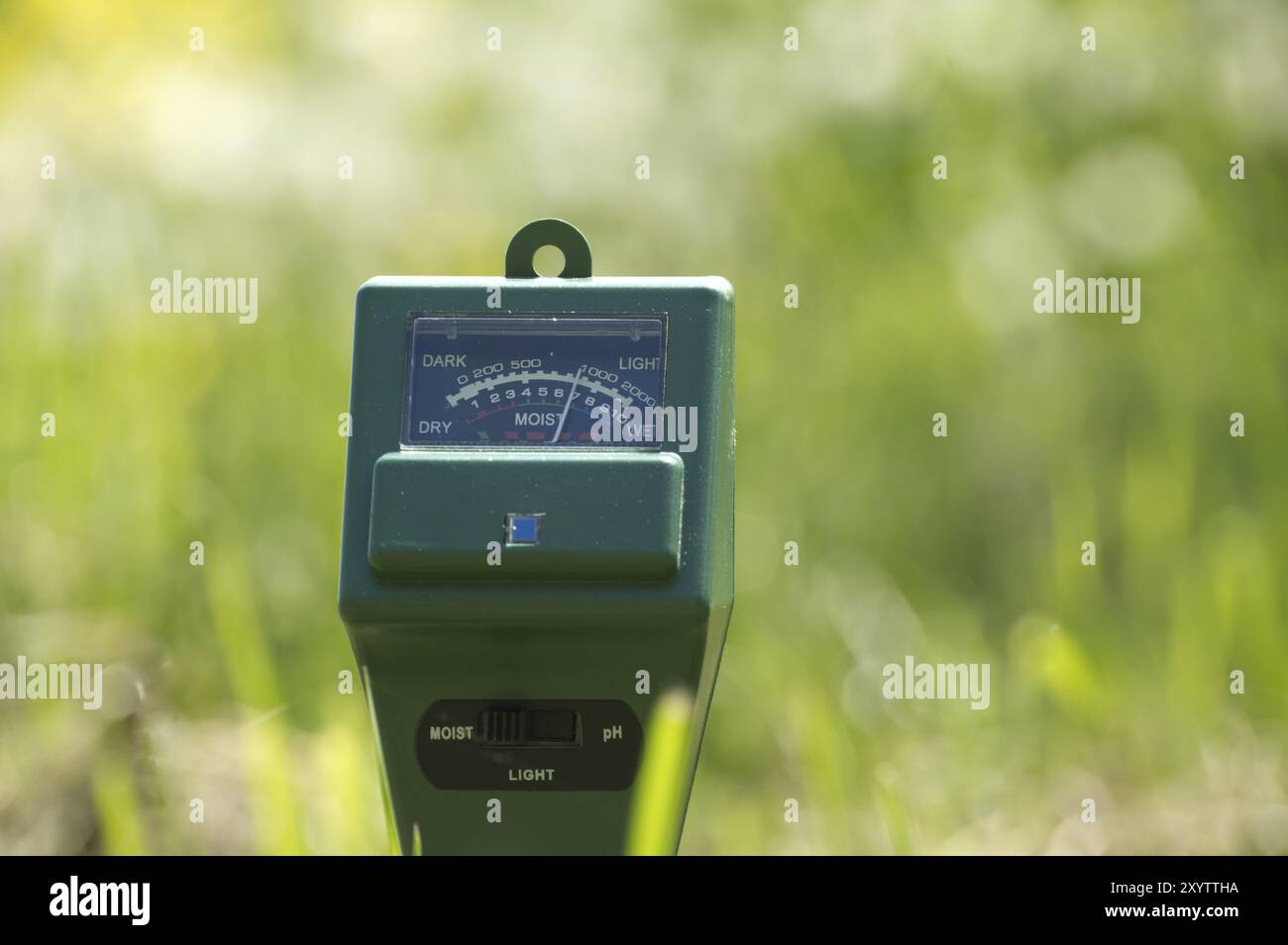 Landwirtschaftsmessgerät in Nahaufnahme über unscharfen Hintergrund. Hochtechnologie-Landwirtschaftskonzept Stockfoto