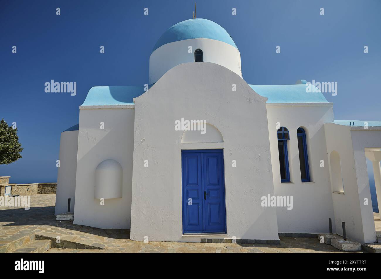 Weiß-blaue Kirche mit klaren architektonischen Formen unter einem hellblauen Himmel, Kirche von Profitis Ilias, oberhalb von Nikia, Nikia, Nisyros, Dodekanese, Griechische Insel Stockfoto