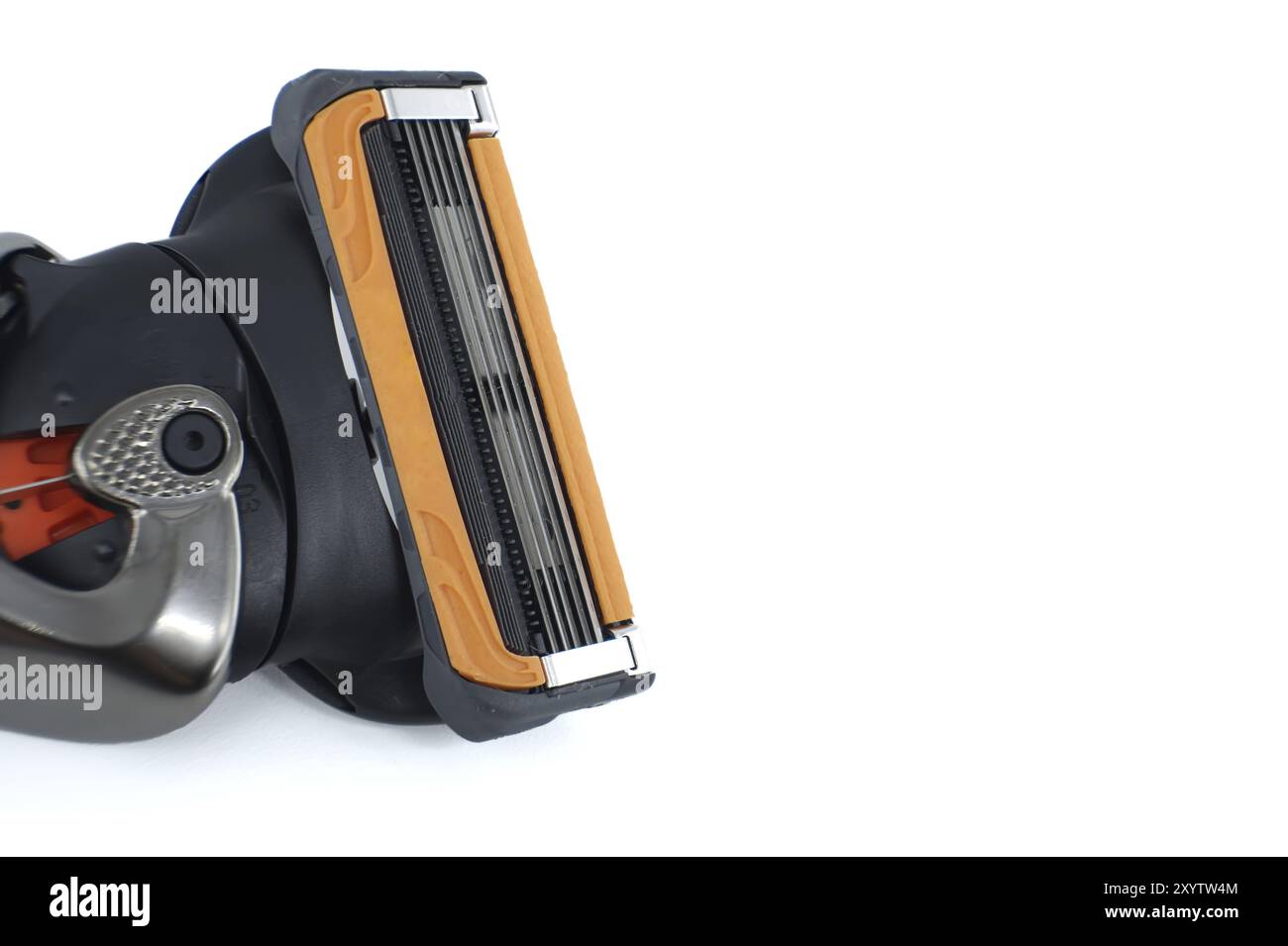 Elektrischer Rasierer in Schwarz und Orange diagonal auf einer weißen Oberfläche mit freiem Kopierraum Stockfoto