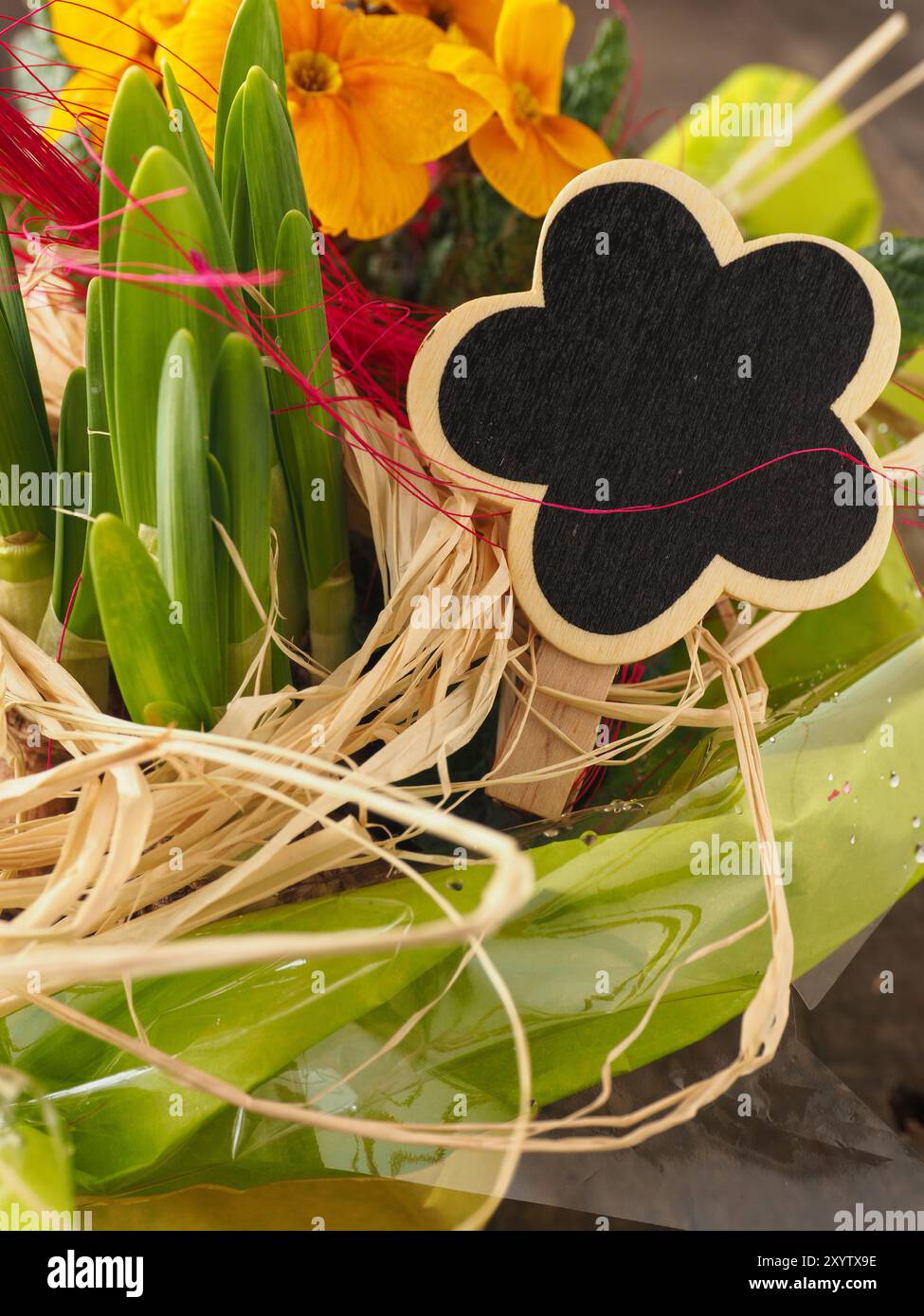 Ostern und Frühling Dekoration mit einem kleinen schwarzen Brettes auf einem Holztisch Stockfoto