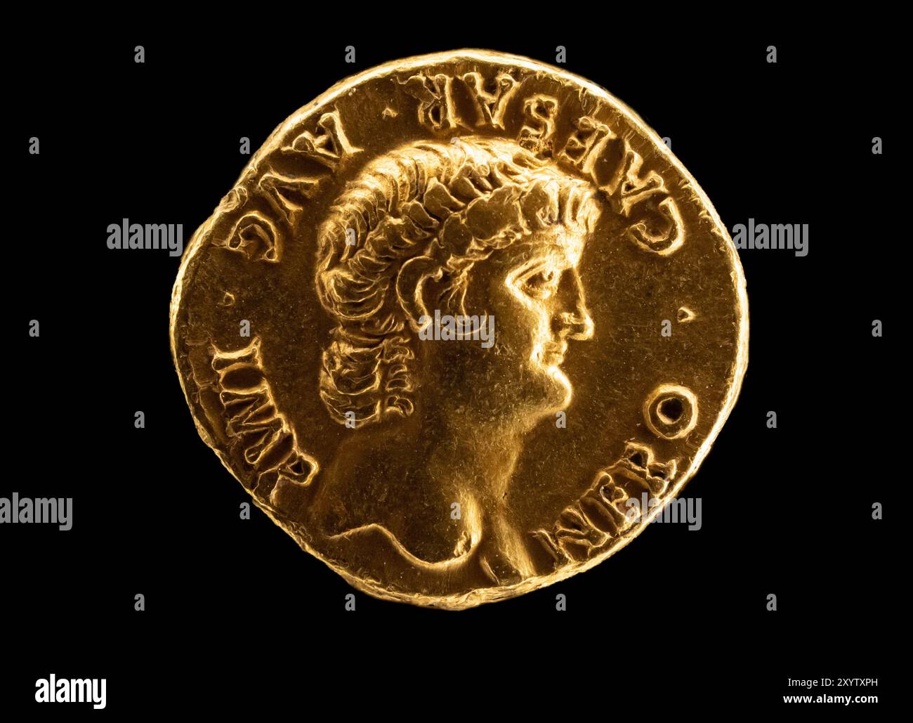 Antike römische Aurei-Münze, die den römischen Kaiser Nero Claudius Caesar Augustus Germanicus darstellt, der der letzte Kaiser der Julio-Claudischen Dynastie war und von 54 n. Chr. bis zu seinem Tod 68 n. Chr. regierte. Stockfoto