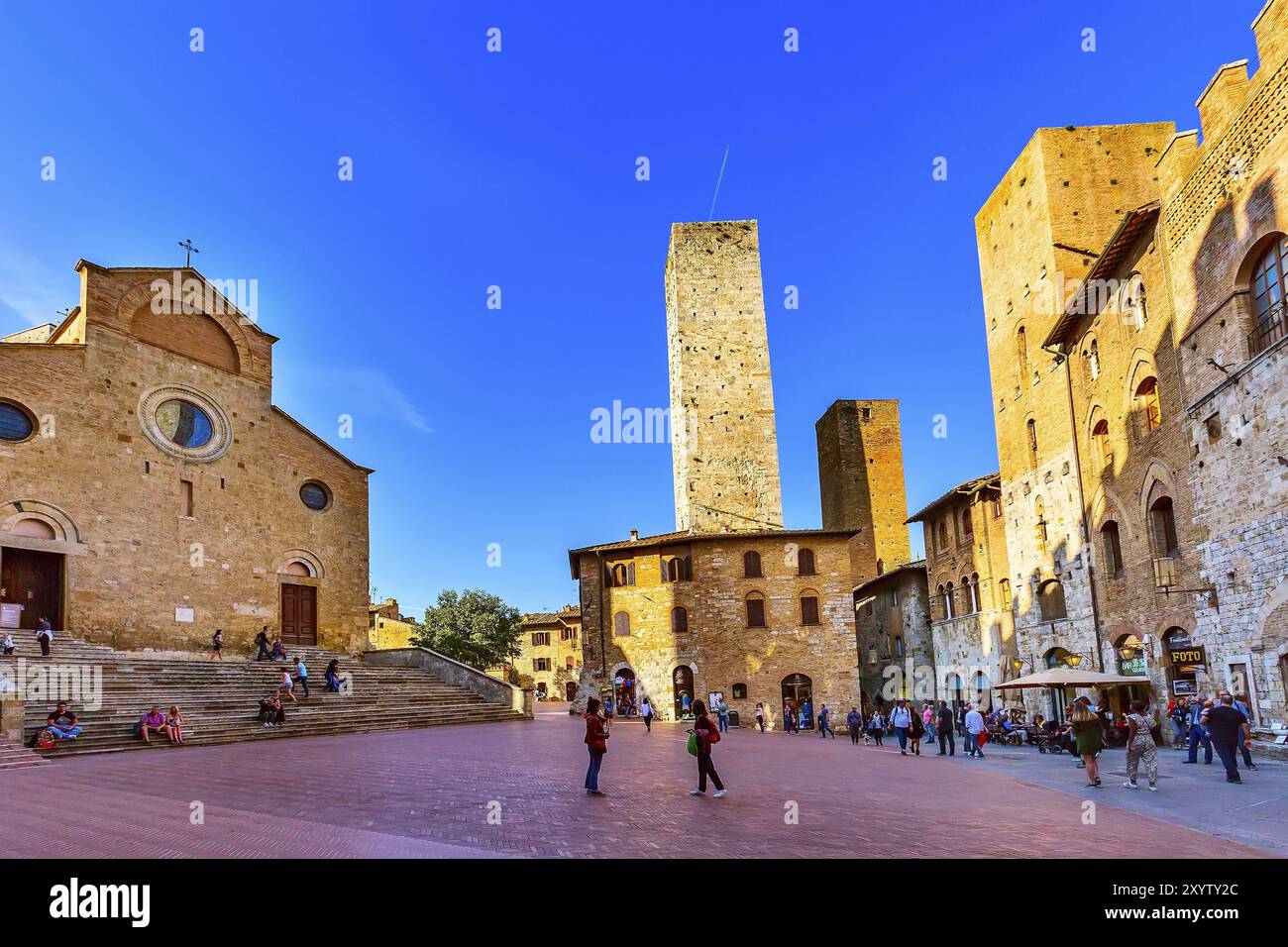 San Gimignano, Toskana, Italien, 25. Oktober 2018: Piazza del Duomo und Türme in der toskanischen Stadt, Europa Stockfoto