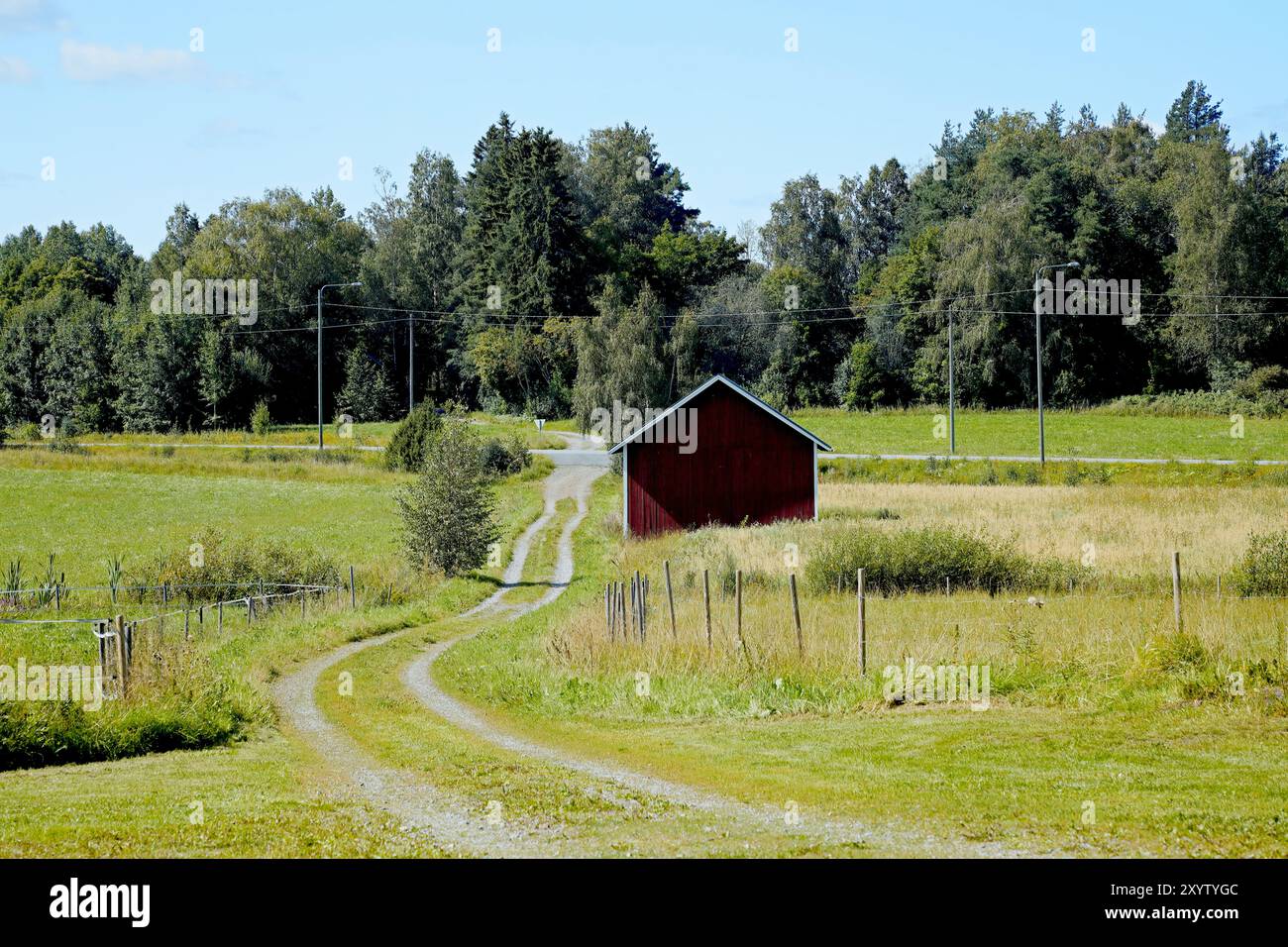 Ländliche Landschaft mit einer Scheune im Hintergrund Stockfoto