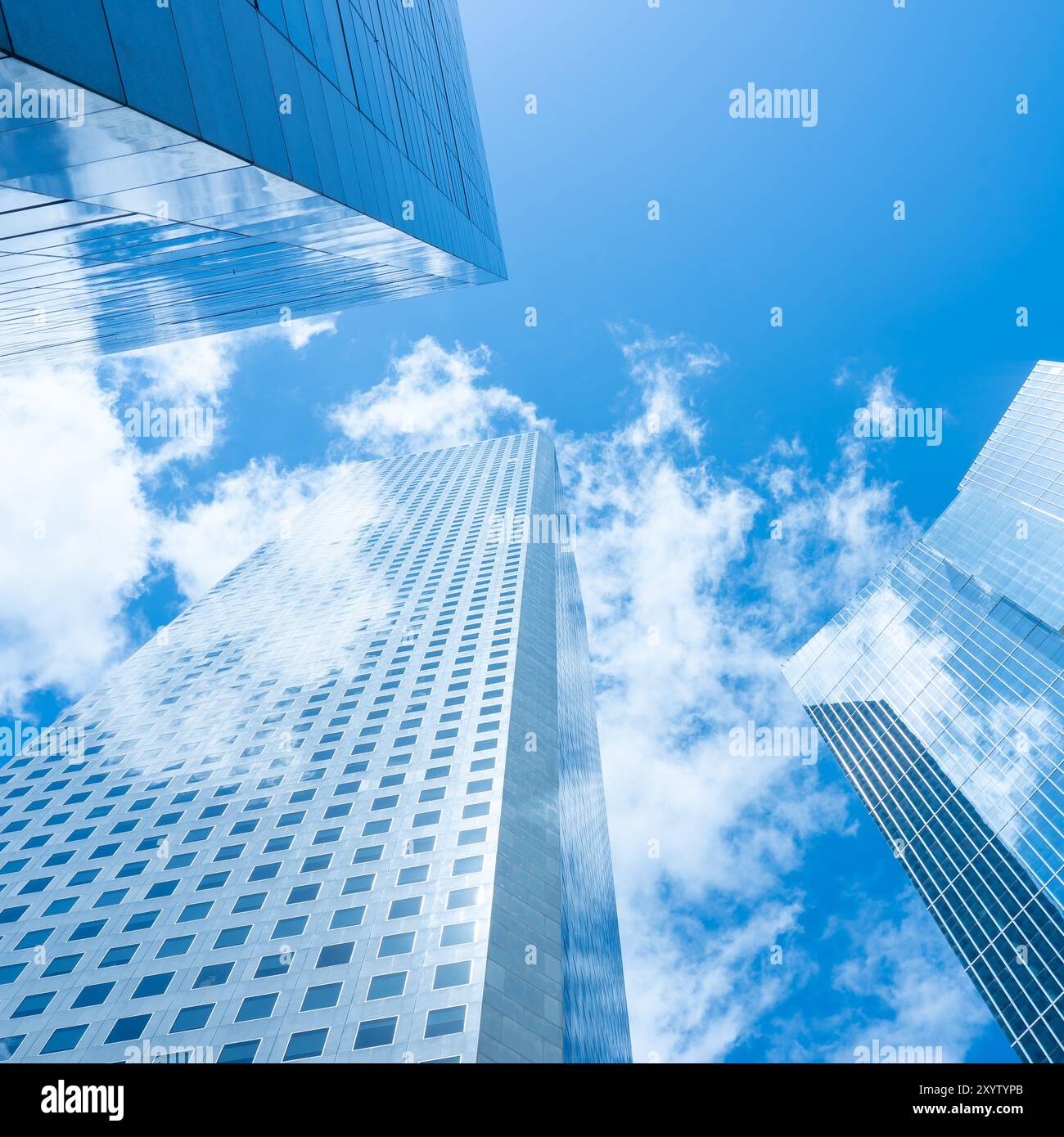 Blick auf moderne Bürohochhäuser mit blauem Himmel im Hintergrund. Stockfoto
