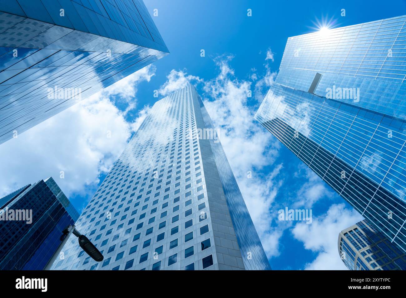 Blick auf moderne Bürohochhäuser mit blauem Himmel im Hintergrund. Stockfoto