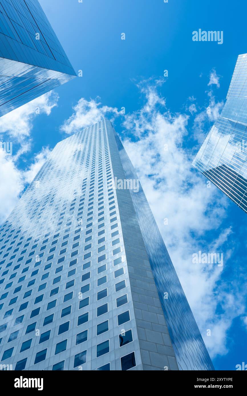 Blick auf moderne Bürohochhäuser mit blauem Himmel im Hintergrund. Stockfoto