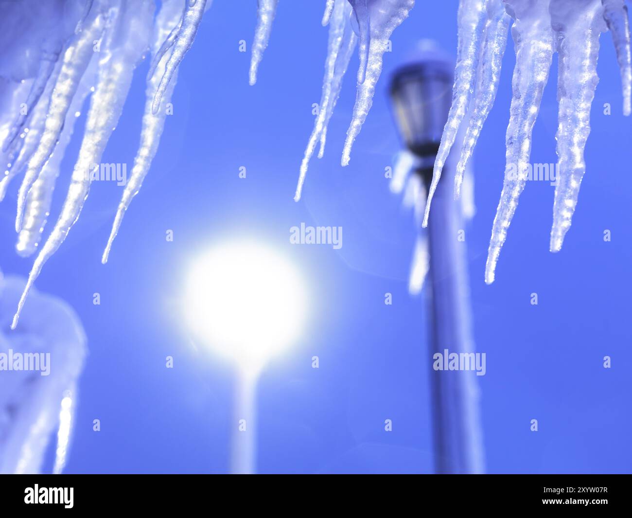 Eiszapfen beleuchtet von einem Licht einer Straßenlaterne gegen blauen Dämmerhimmel. Niagarafälle, Ontario, Kanada, Nordamerika Stockfoto