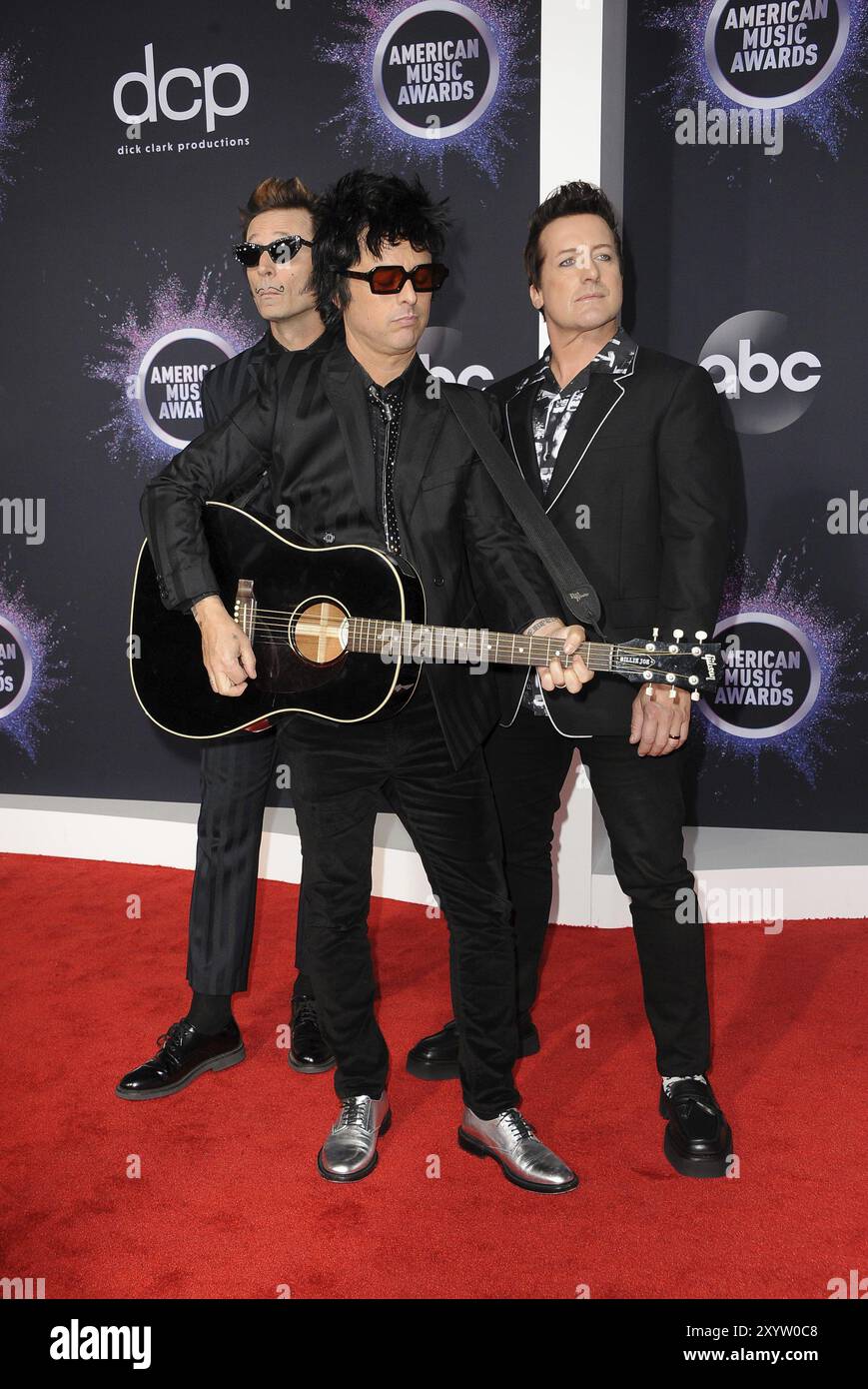 Mike Dirnt, Billie Joe Armstrong und Tre Cool von Green Day bei den American Music Awards 2019 am Microsoft Theater in Los Angeles, USA am Nove Stockfoto