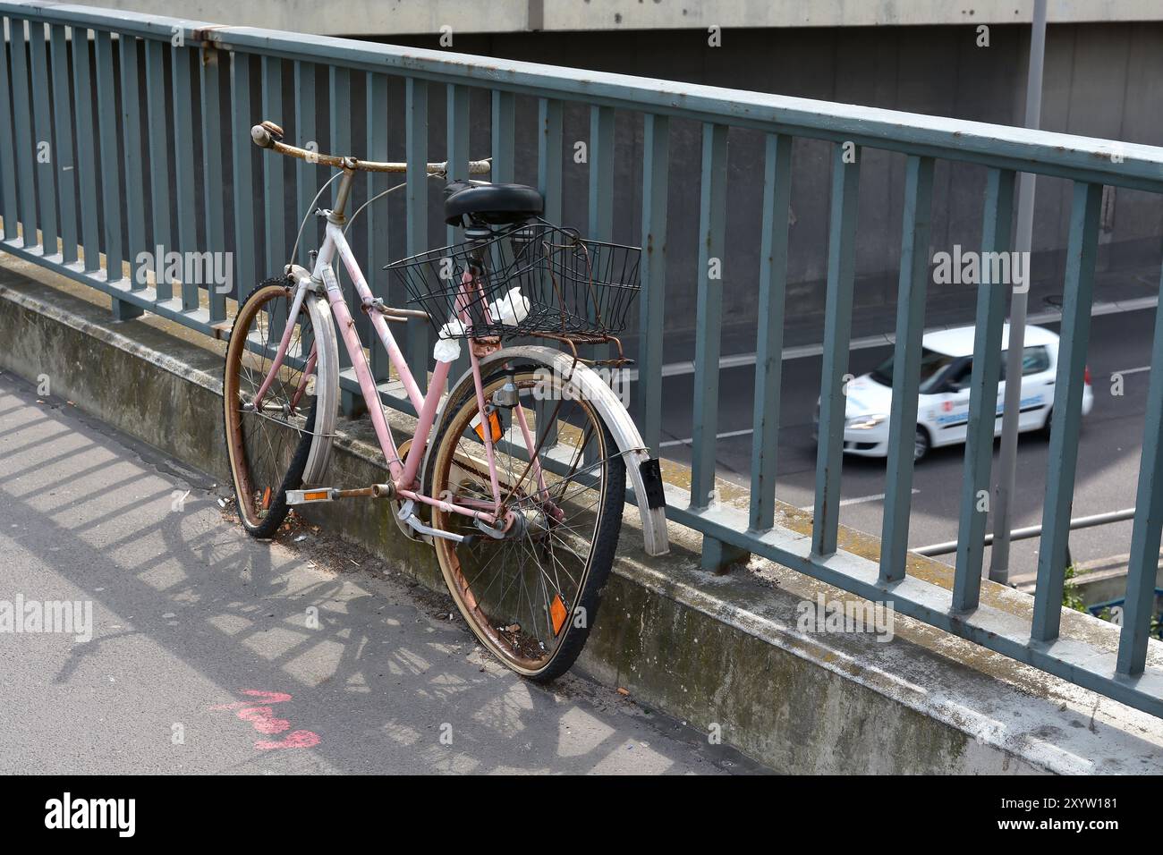 Gebrochenes vergessenes Fahrrad auf einem Brückengeländer in Berlin Stockfoto