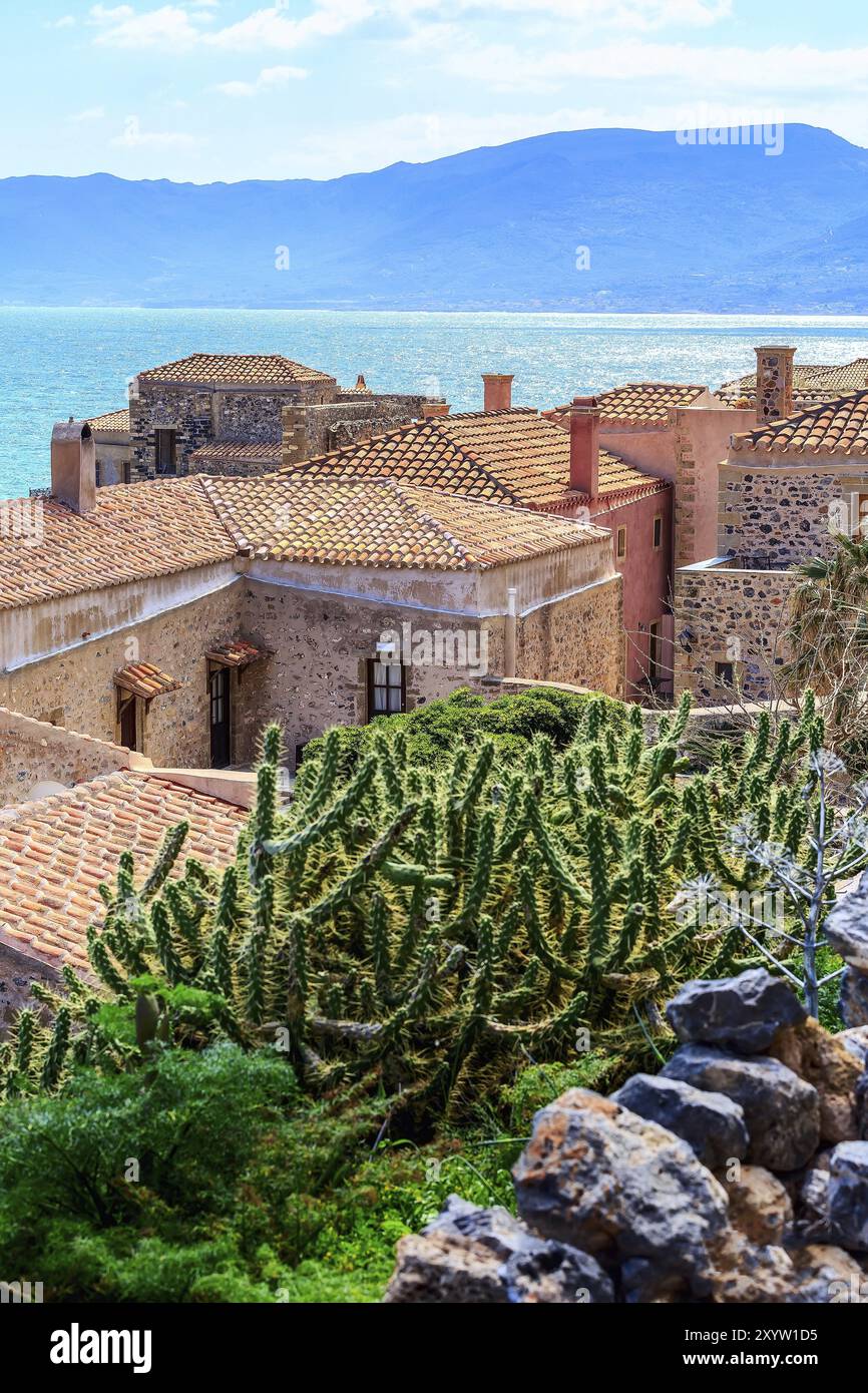 Monemvasia Kirche, alte Häuser aus rotem Backstein, Dächer in der Altstadt und dem blauen Meer, Peloponnes, Griechenland. Traditionelle griechische Architektur Hintergrund Stockfoto