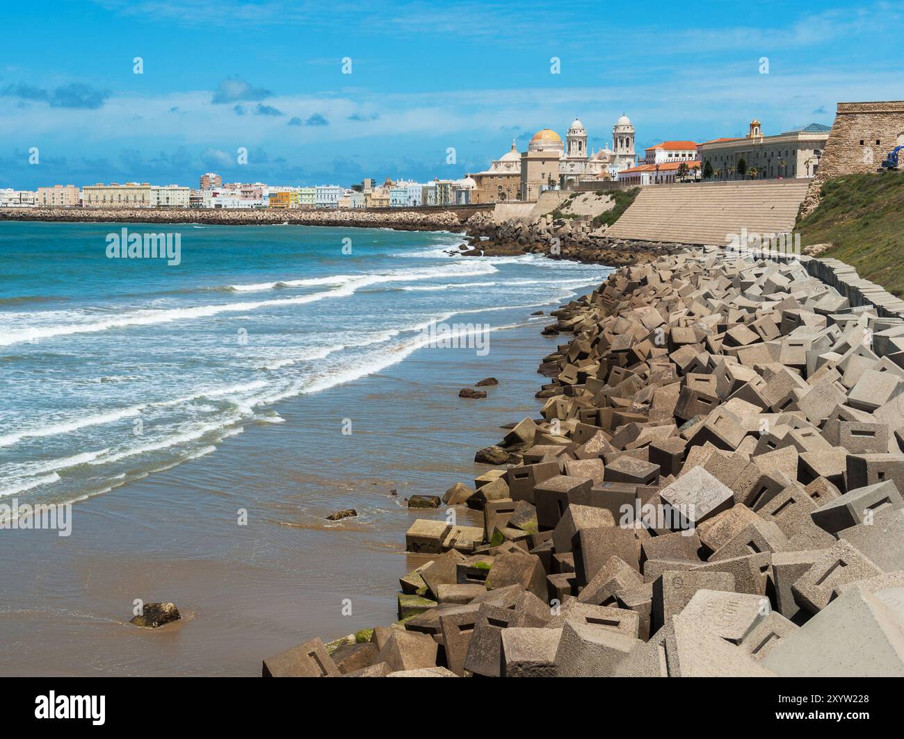 Wellenbrecher vor der Hafenstadt Cadiz Stockfoto